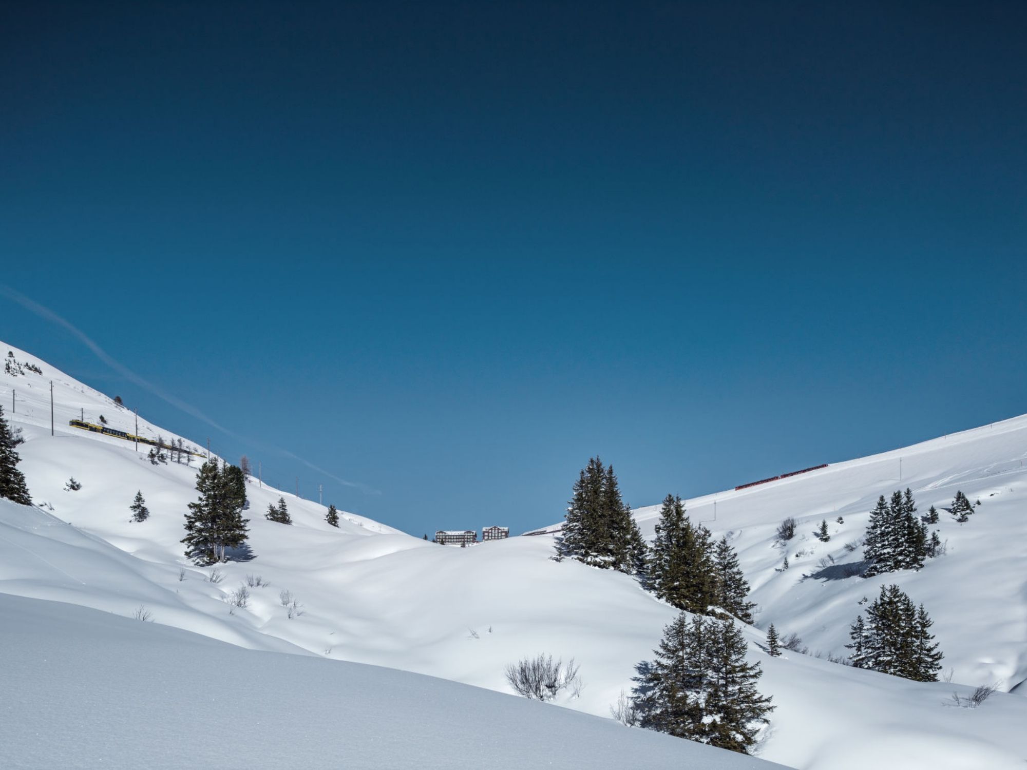 10 Wengernalpbahn-Mala-Sitnica-izdaleka u snijegu
