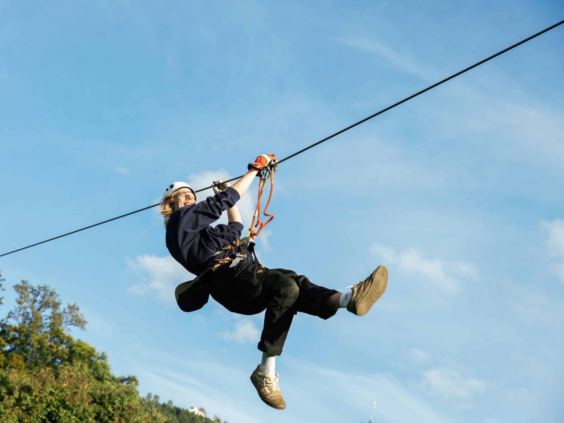 1 Person geht über eine Seilbrücke