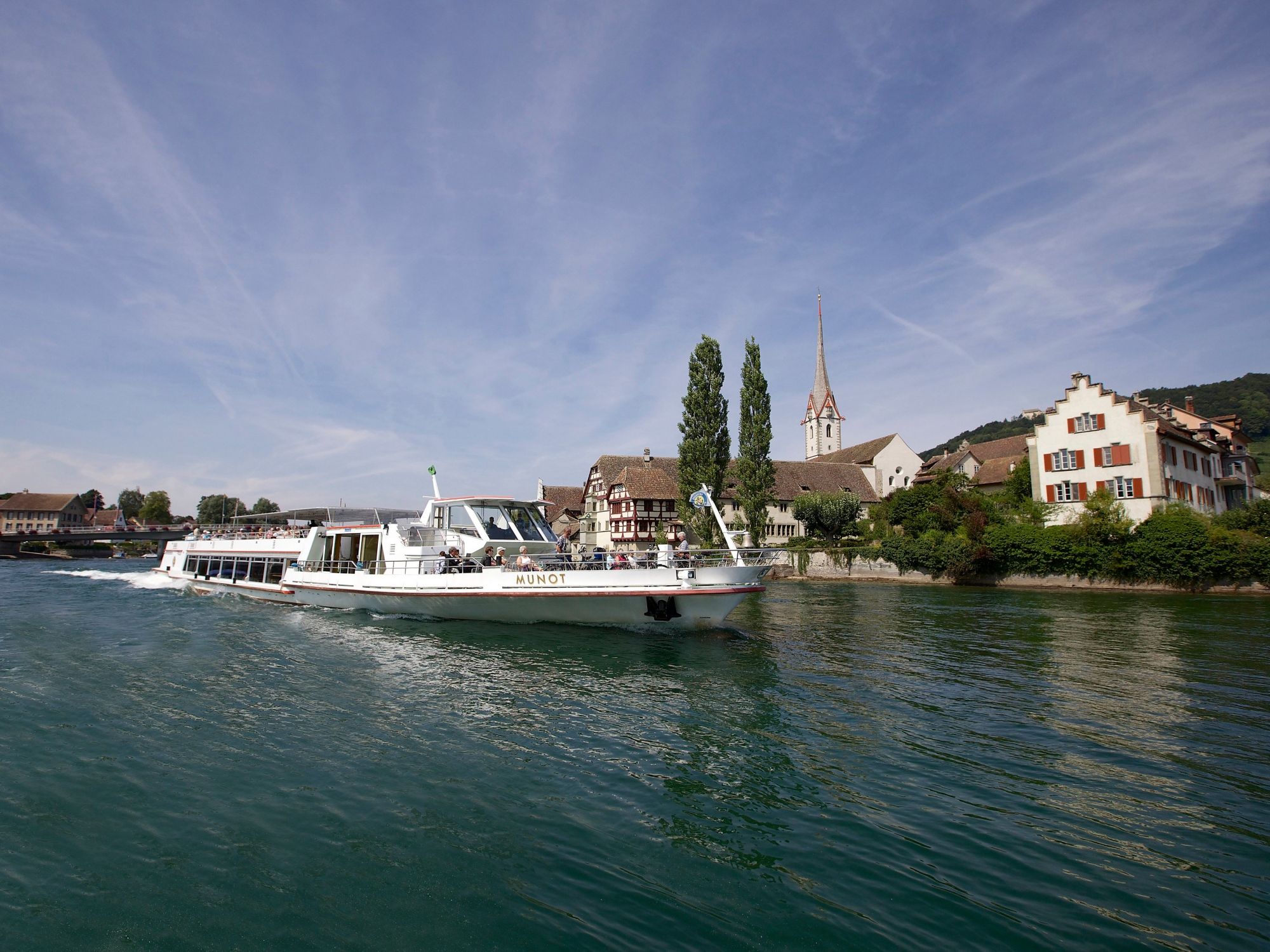 Rheinschifffahrt: Erlebe eine Schifffahrt durch malerische Städte am Rhein bei klarem Wetter.