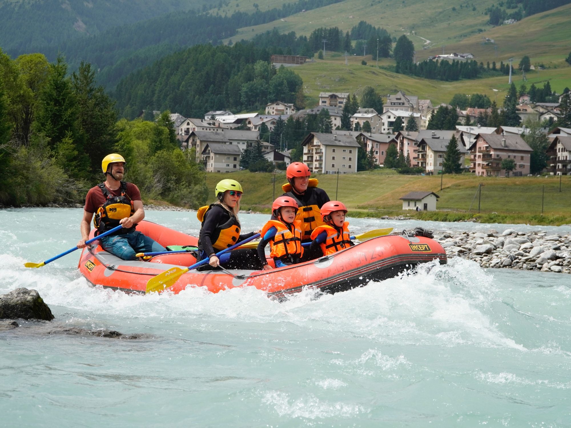 Familie beim Rafting