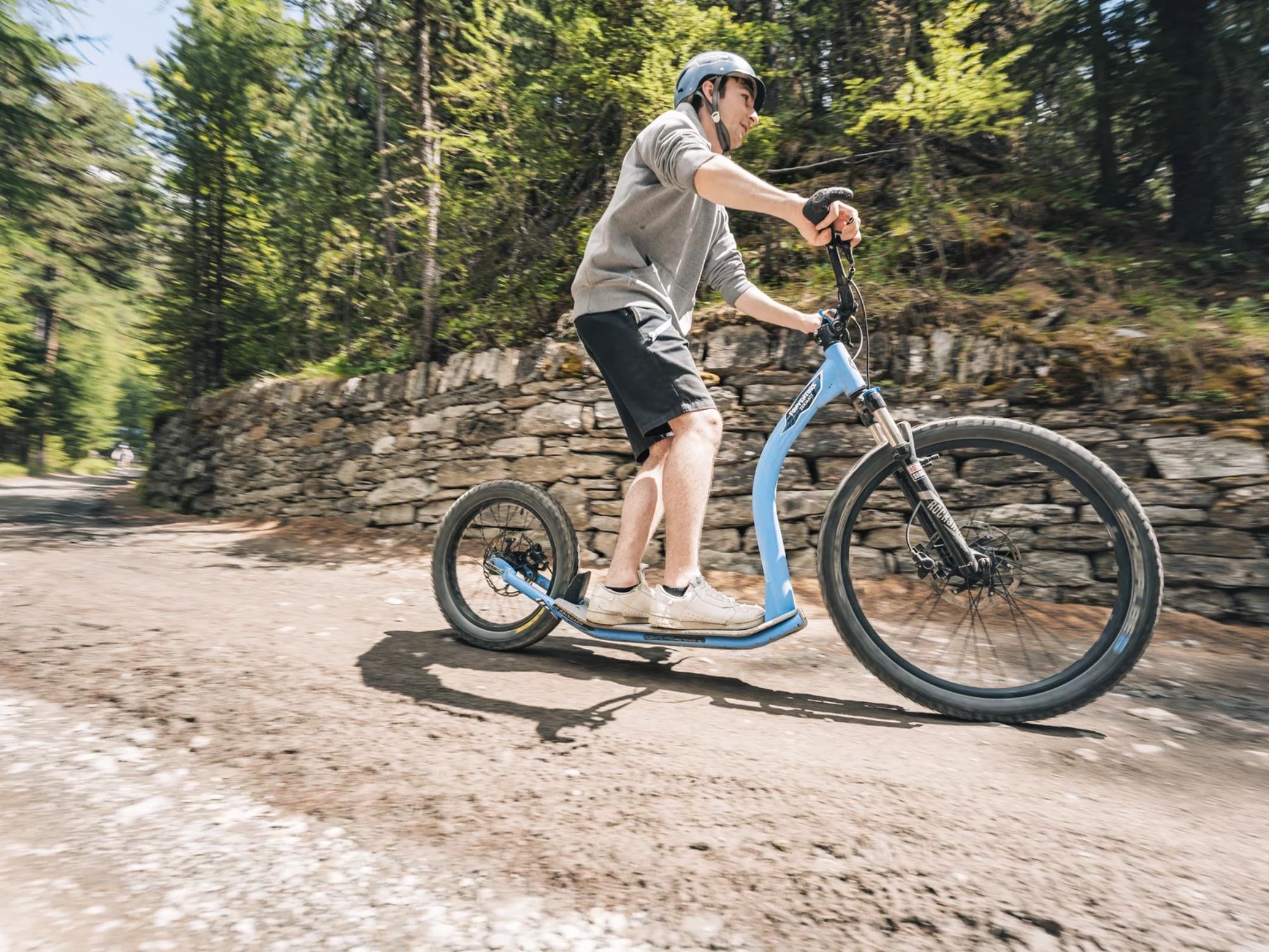 Kickbikefahrer im Sommer 