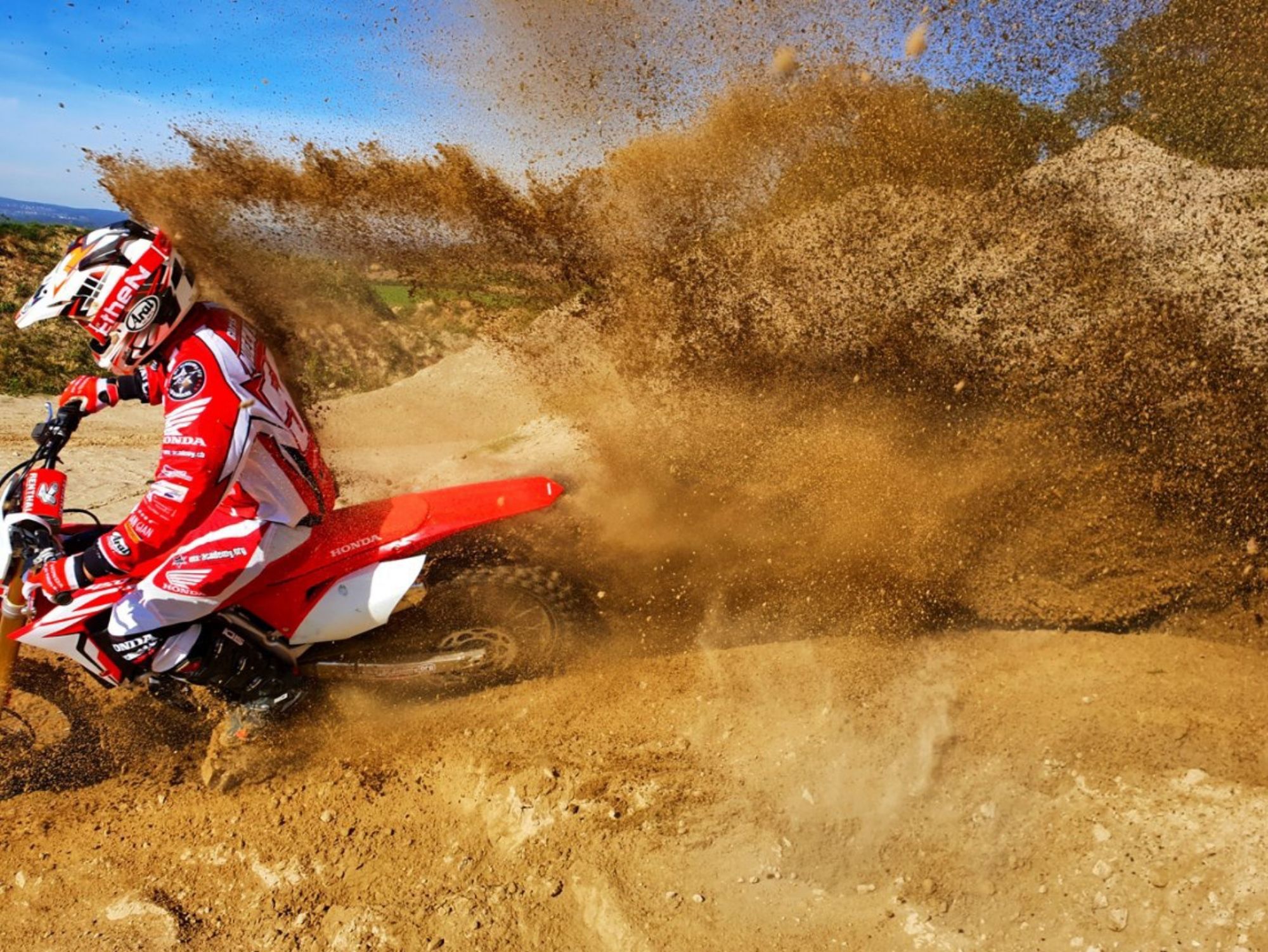 Erwachsener auf Motocross