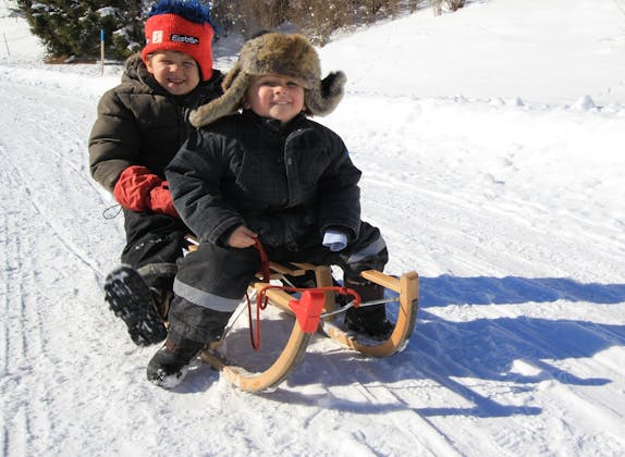Schlittelnde Kinder