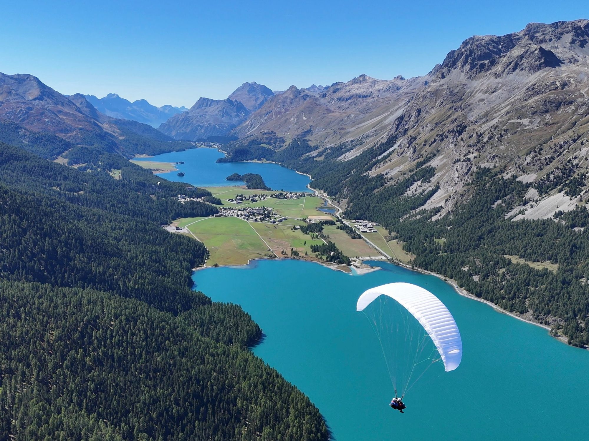 letni-paralotniarski-widok-na-jezioro-płaskowyż-sankt-moritz-niebo-lot-tandemowy