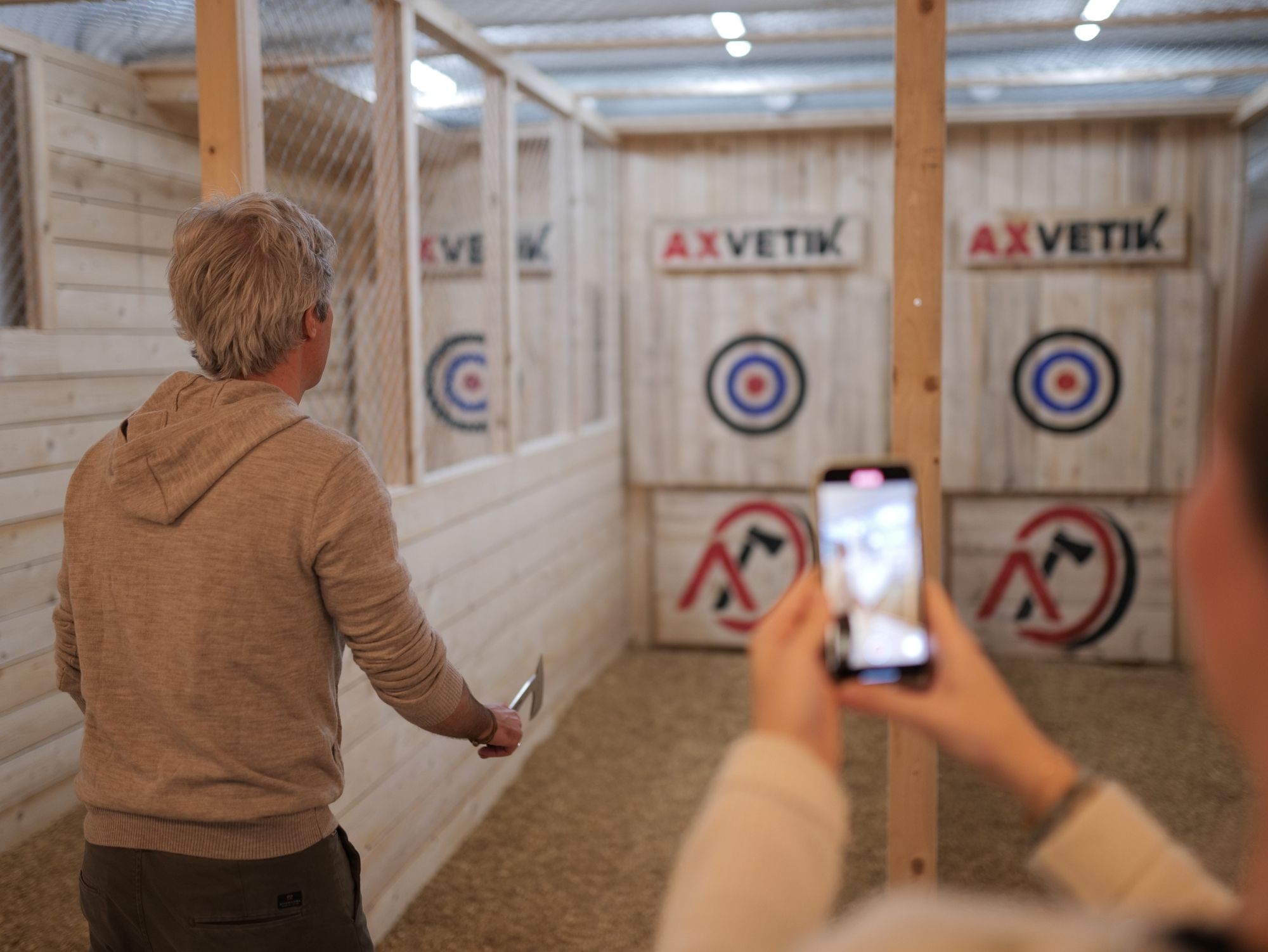 Person beim Axtwerfen