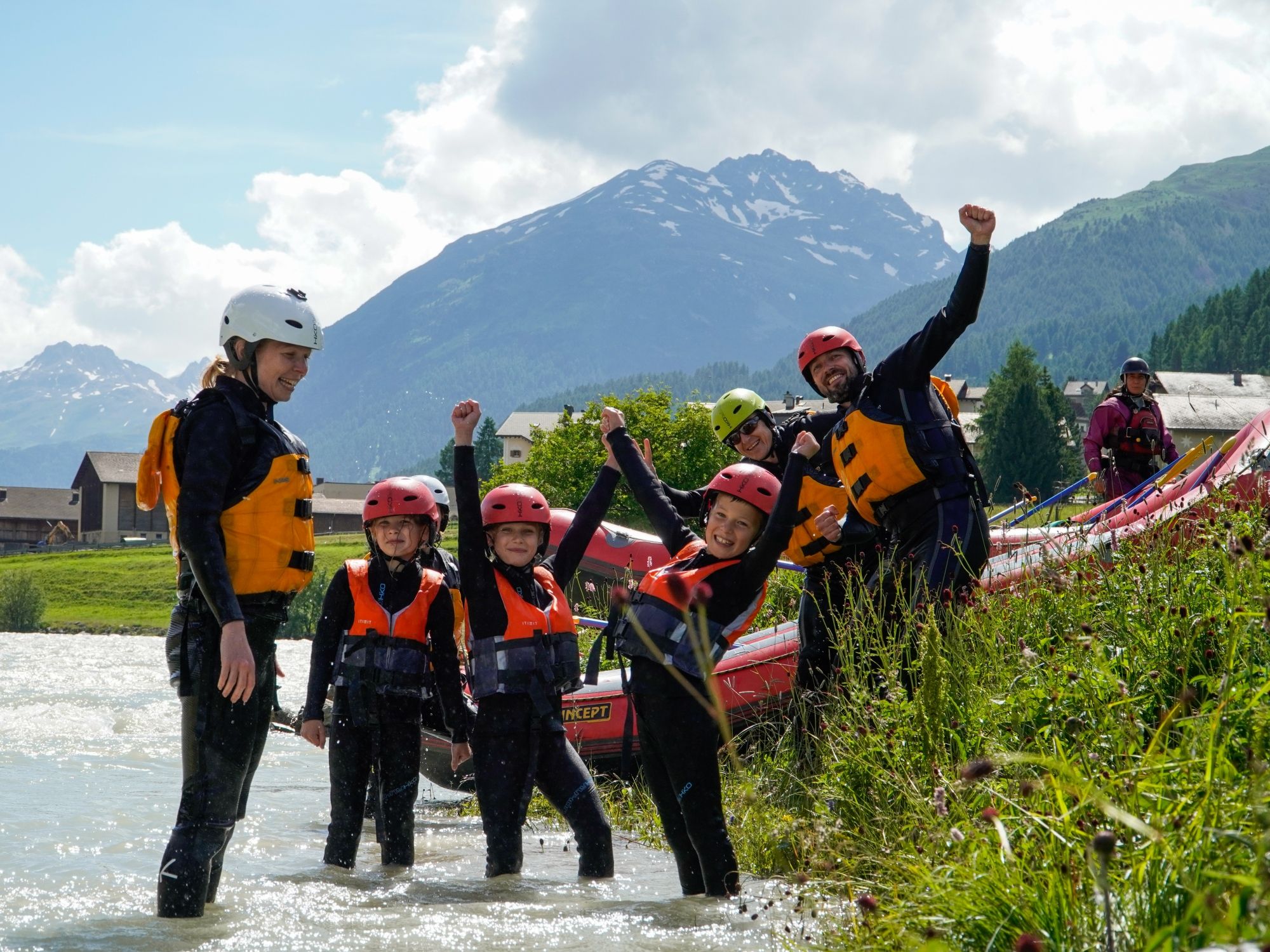 Familie beim Rafting