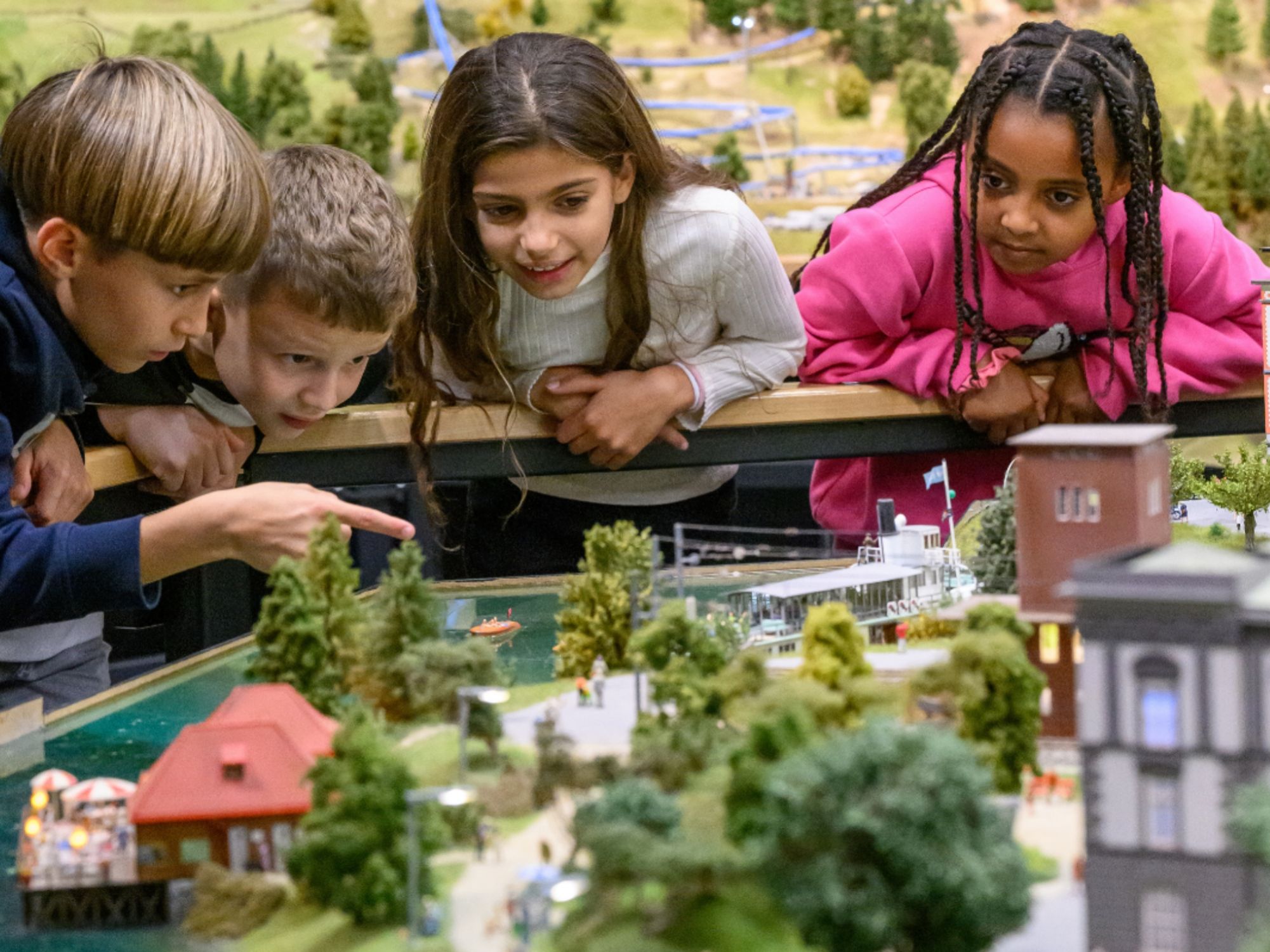 Kinder bestaunen die Bahnen