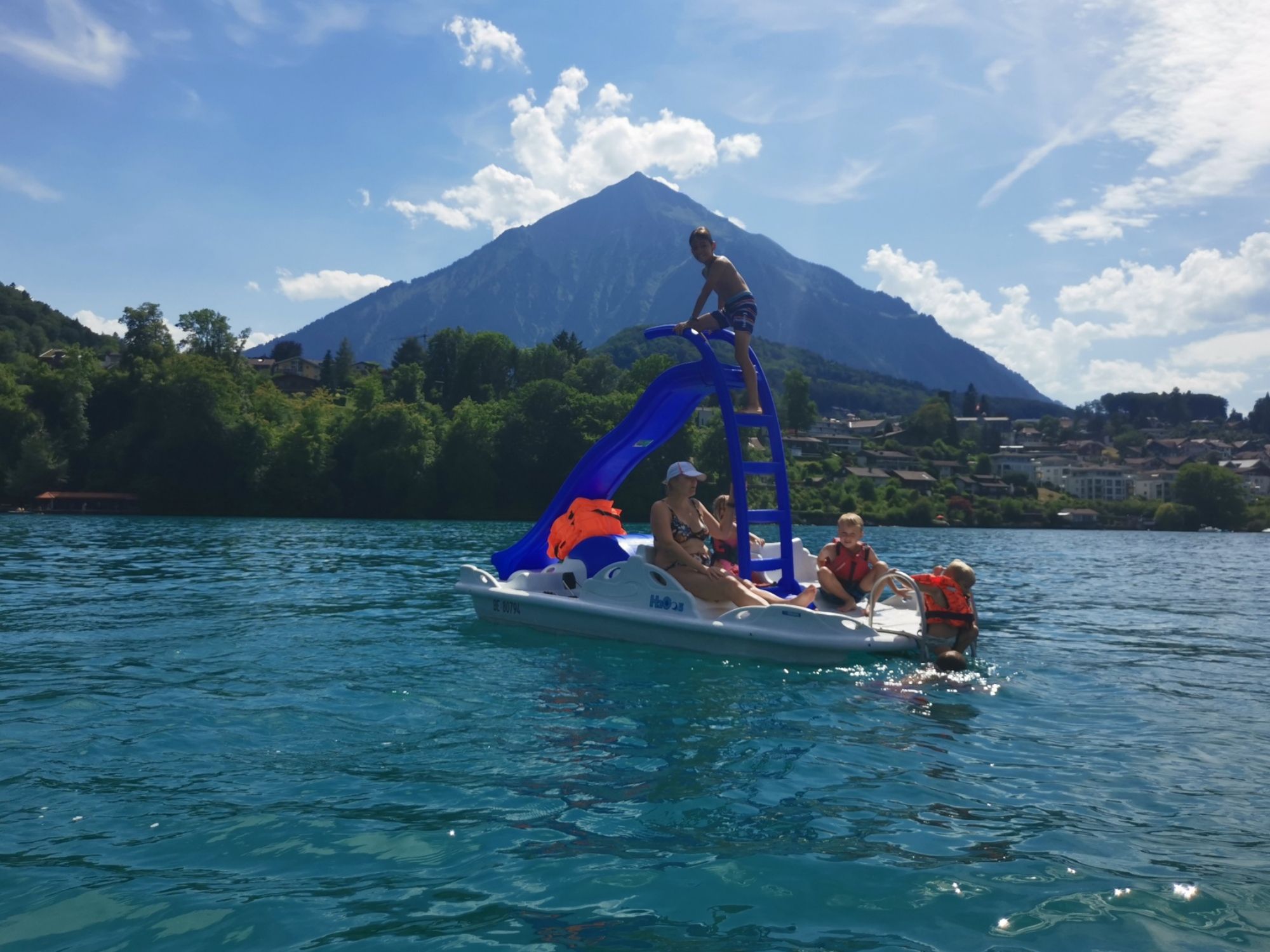 Pedalo mit Rutsche auf dem See