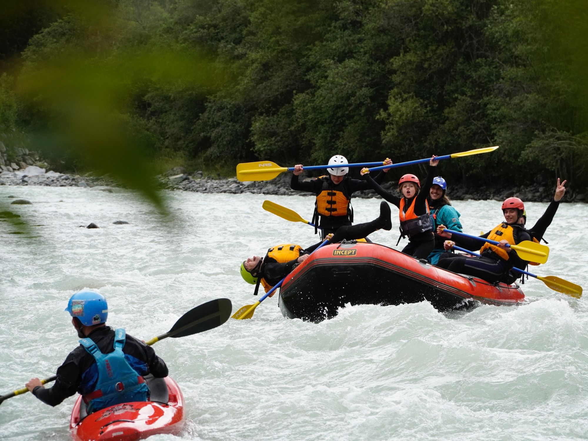 Familie beim Rafting