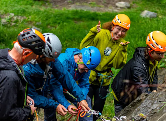 Μάθημα αναρρίχησης για αρχάριους στον αναρριχητικό κήπο στο Ραϊντάλ του Κούρ