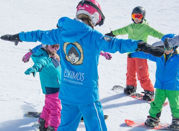 Μαθήματα snowboard για παιδιά σε ομάδα στο Saas-Fee