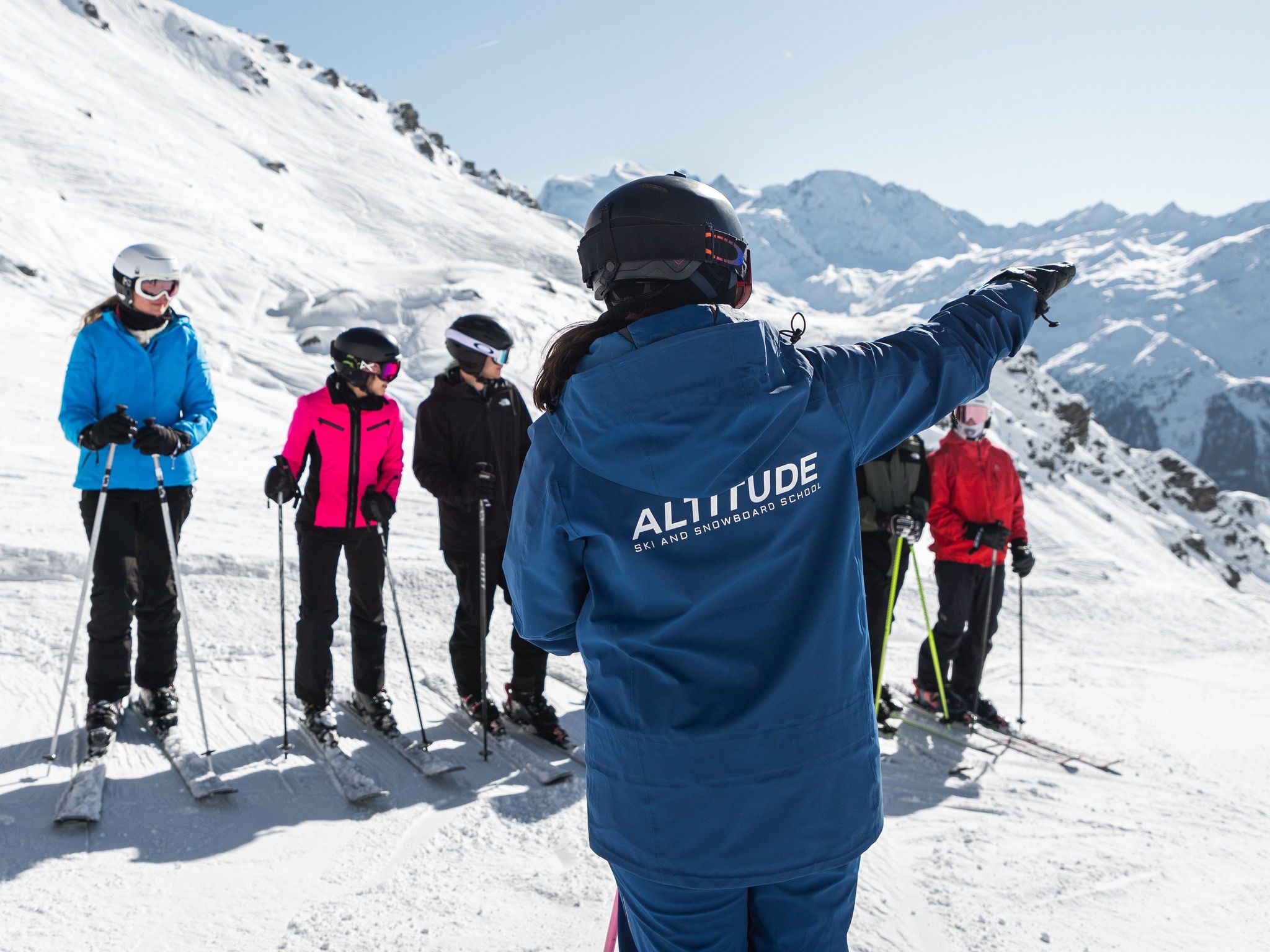 Skifahrer mit Gruppe