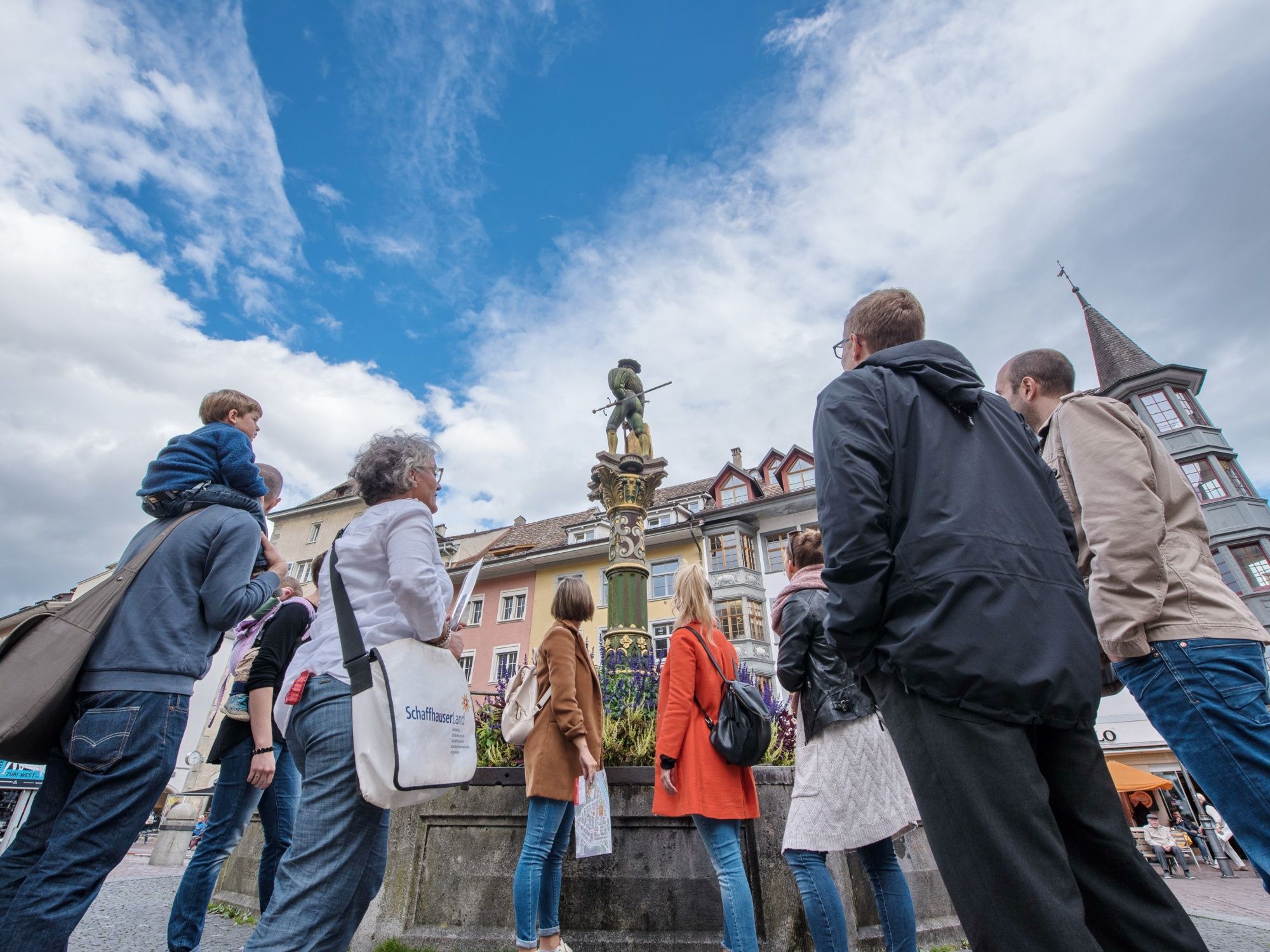 Stadtführer mit Gruppe