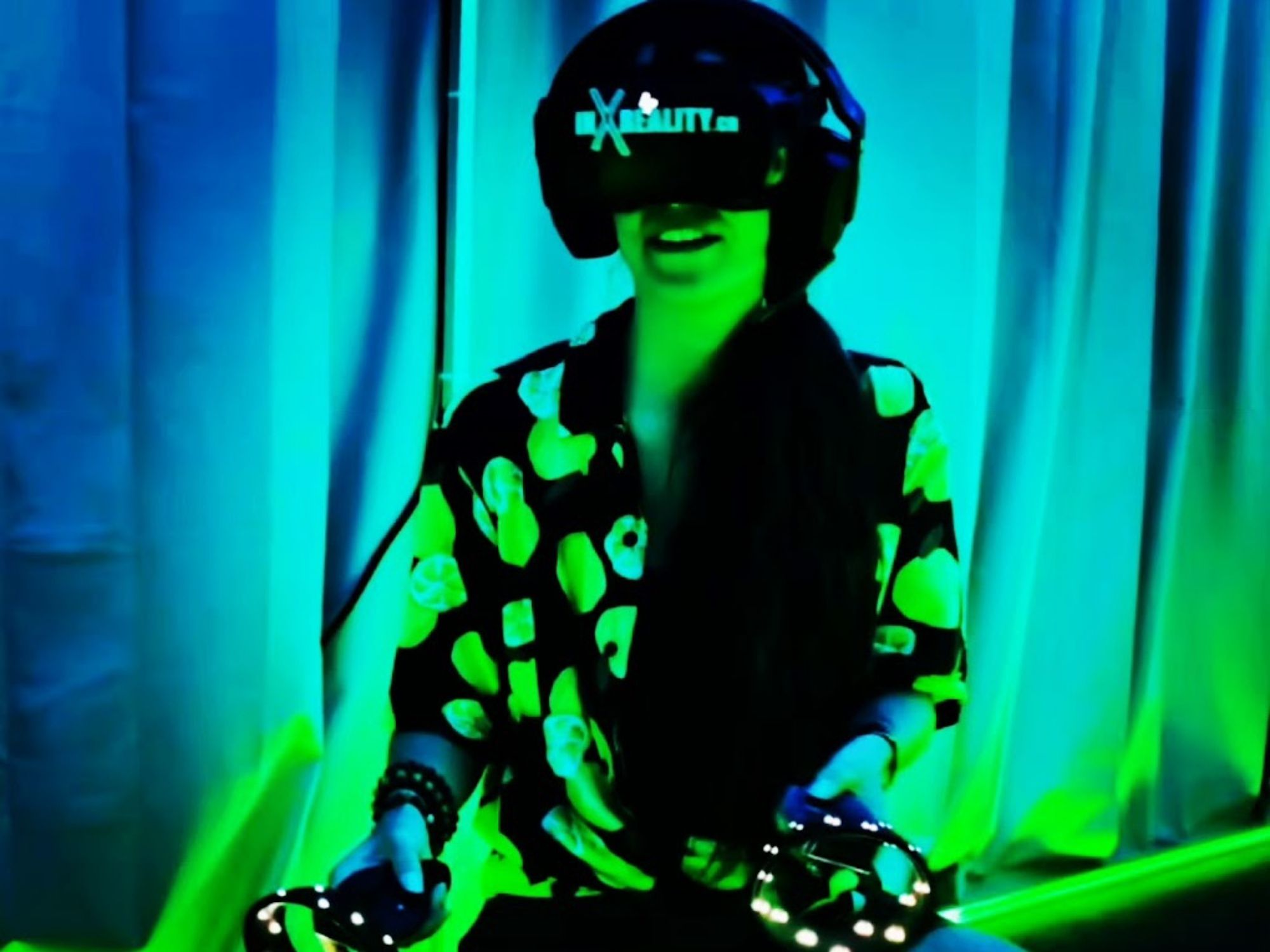 Spielerin mit VR Brille