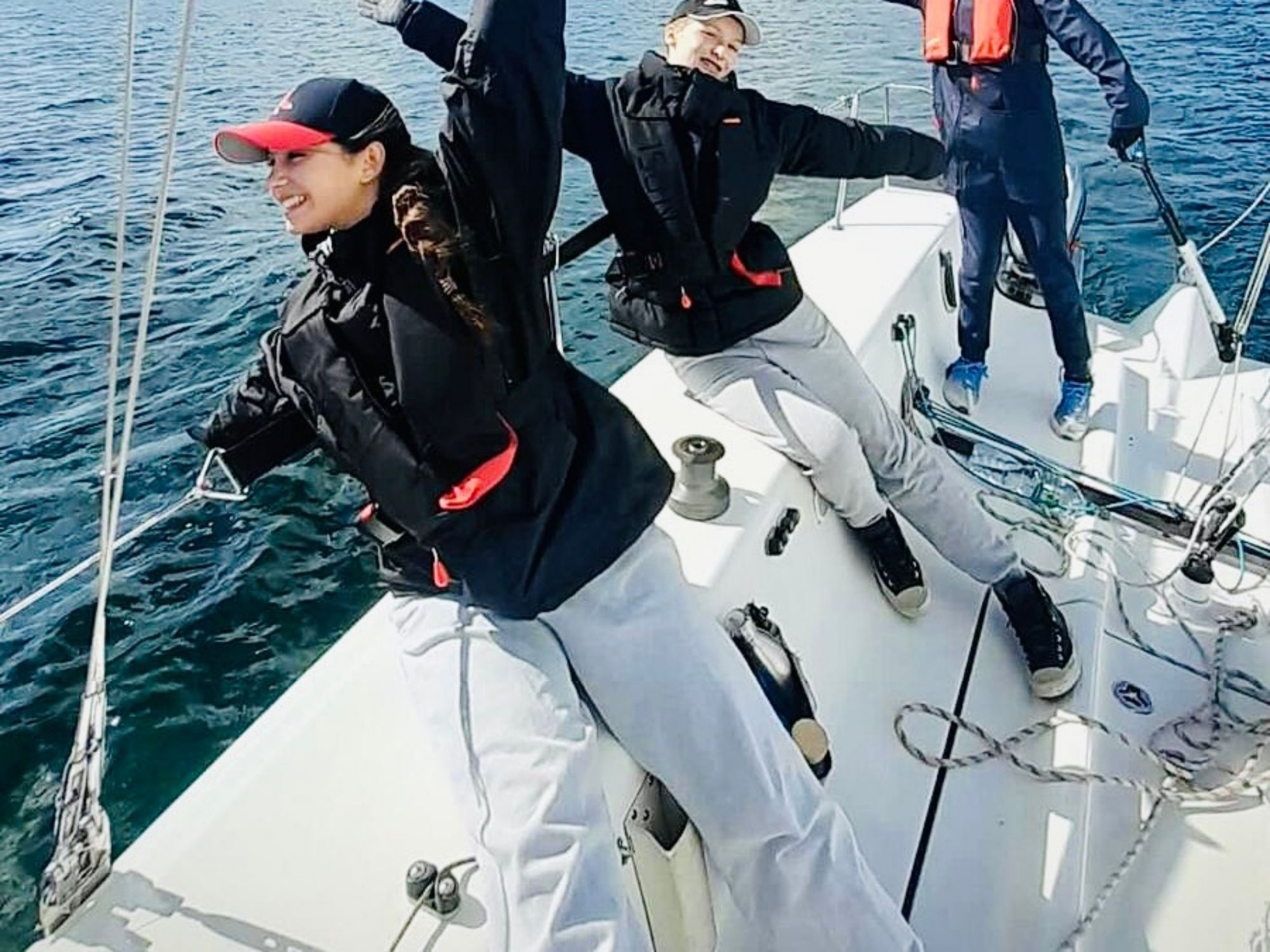 คอร์สเรียนเรือใบกลุ่มสำหรับวัยรุ่นเริ่มต้นที่เจนีวา