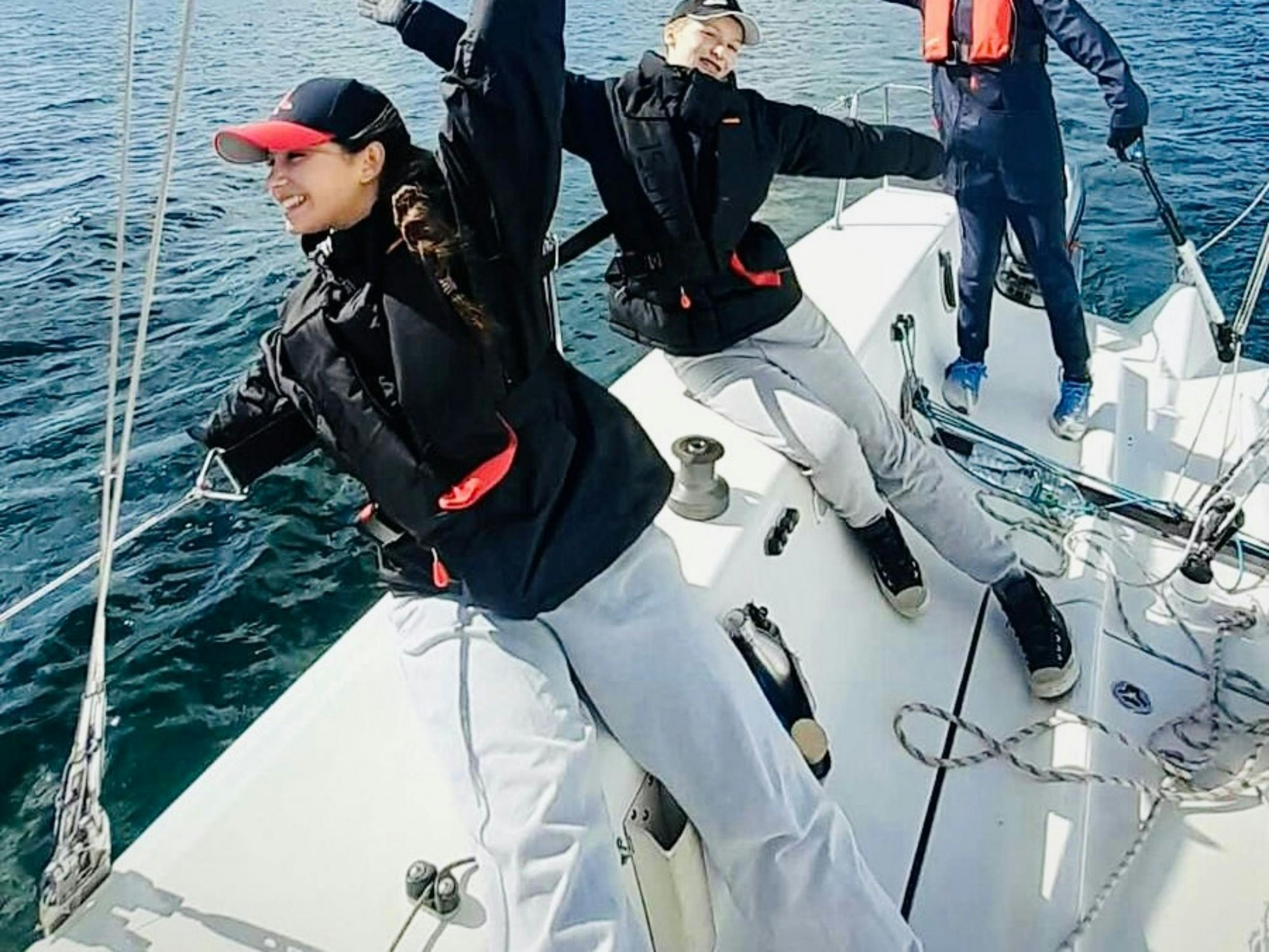 คอร์สเรียนเรือใบกลุ่มสำหรับวัยรุ่นเริ่มต้นที่เจนีวา