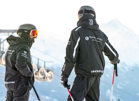 Skifahrer mit Skilehrer