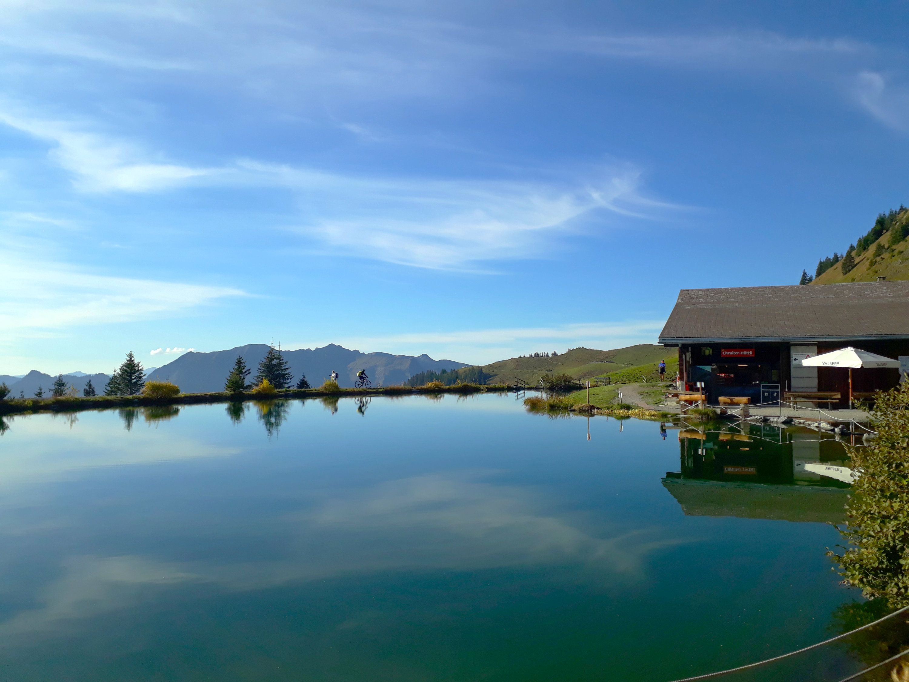 Härzlisee: ruhiger Bergsee im Brunni mit schöner Aussicht und Wanderweg für Naturliebhaber.