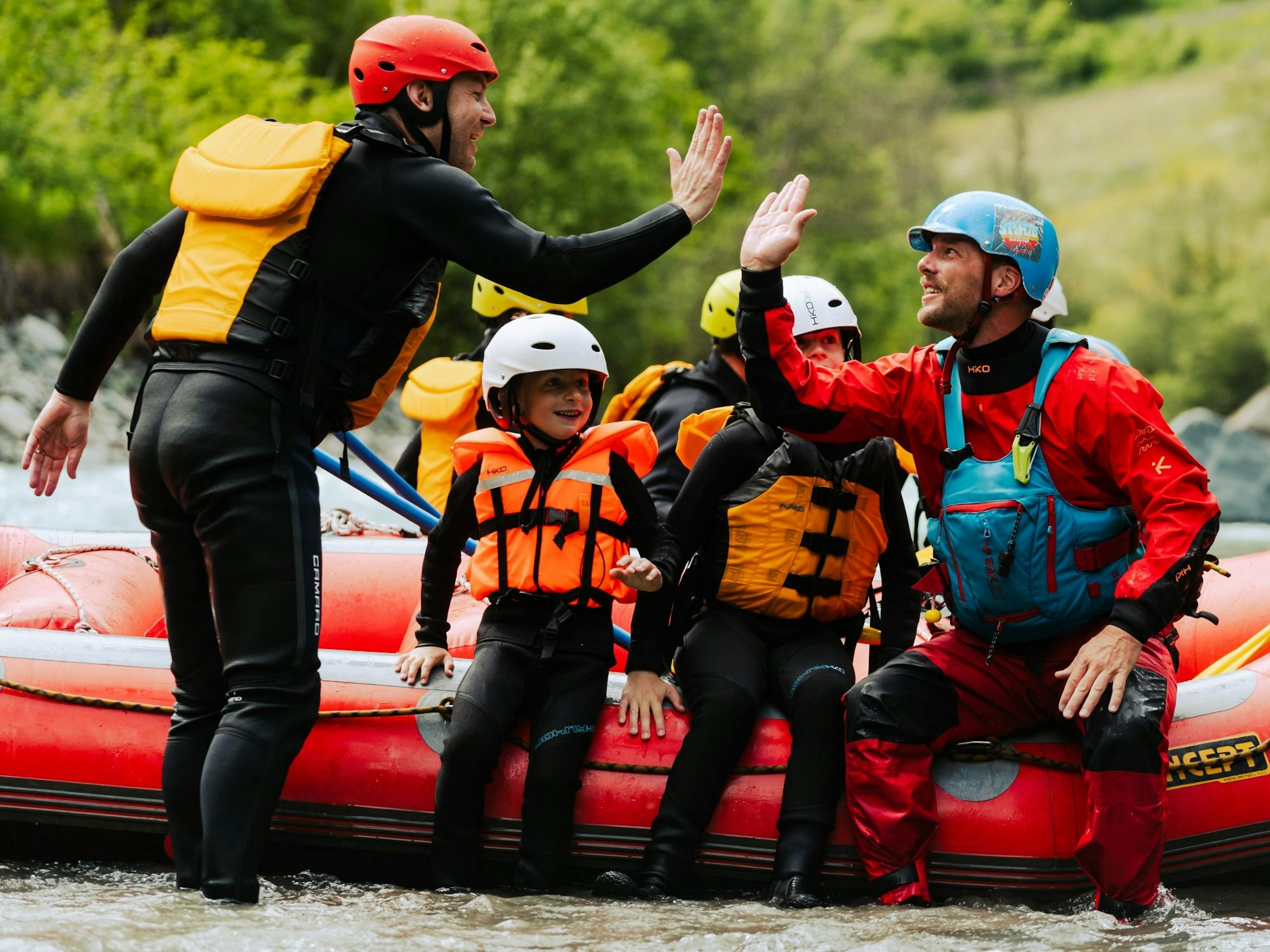 Familie beim Rafting