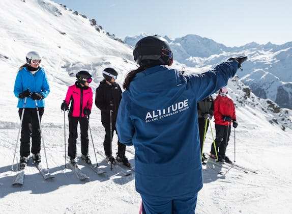 Skilehrer mit Skifahrern