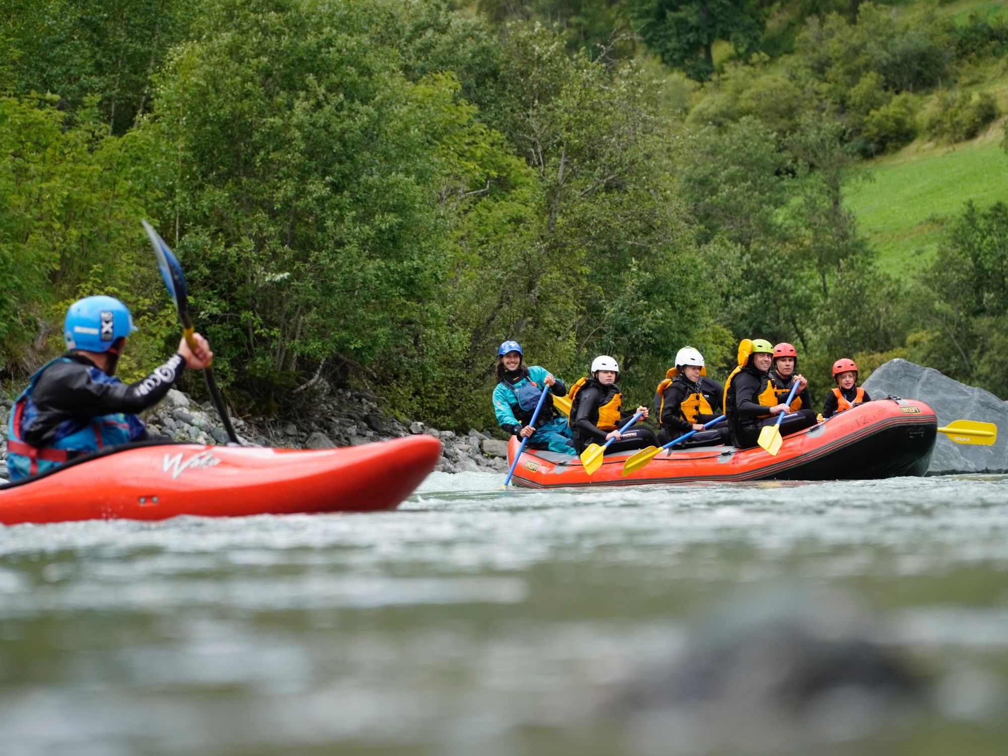 Familie beim Rafting