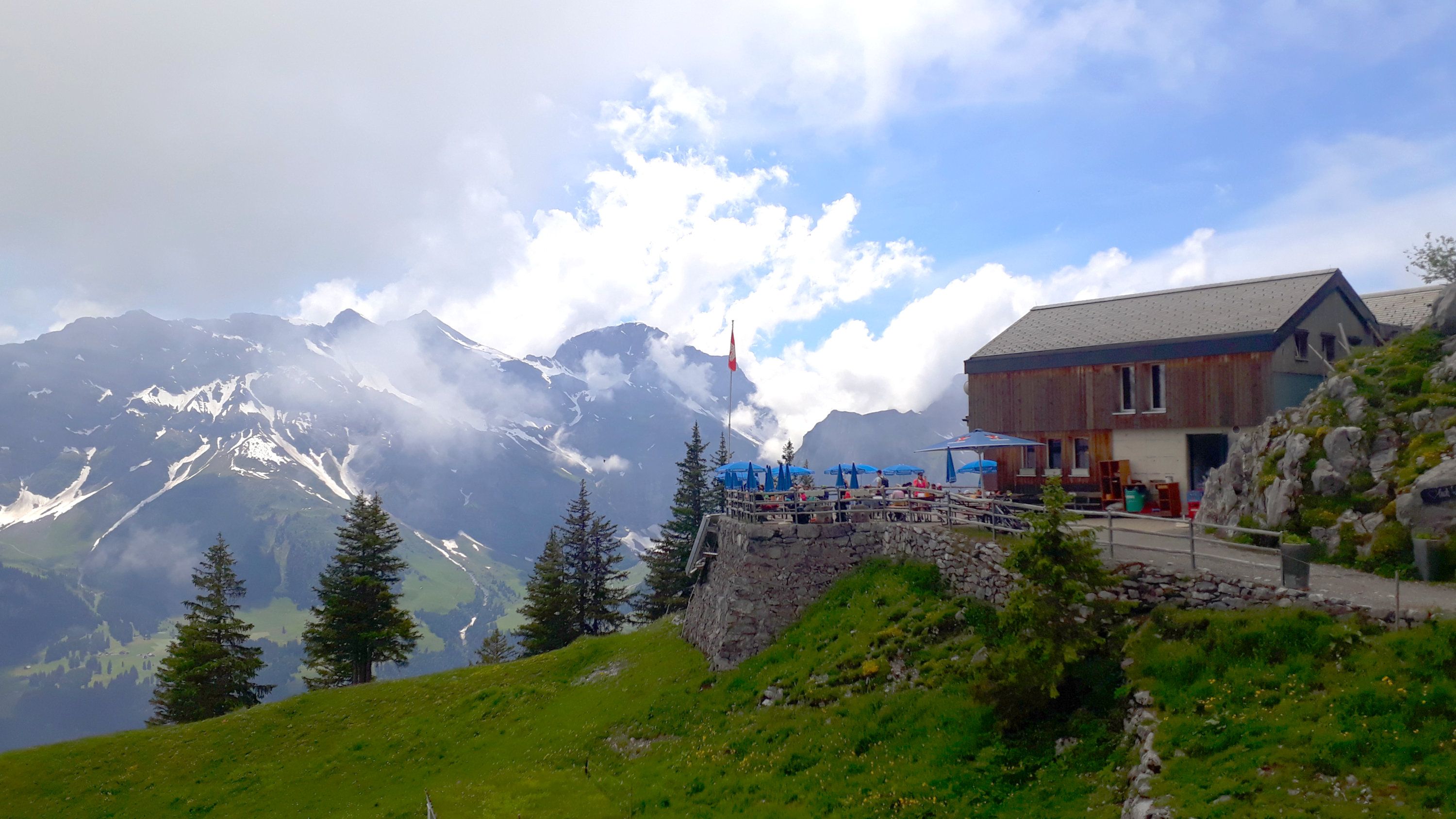 Brunni: Panoramablick auf die Alpen, ideal zum Wandern und Erholen in der Natur.