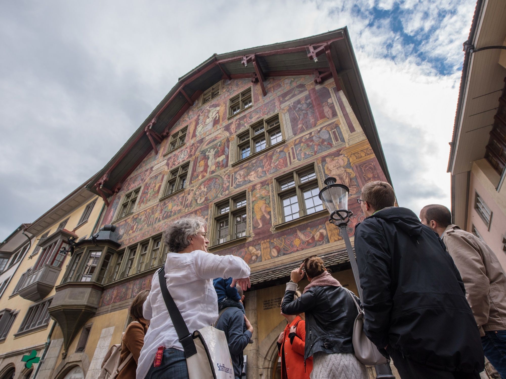 Stadtführer mit Gruppe