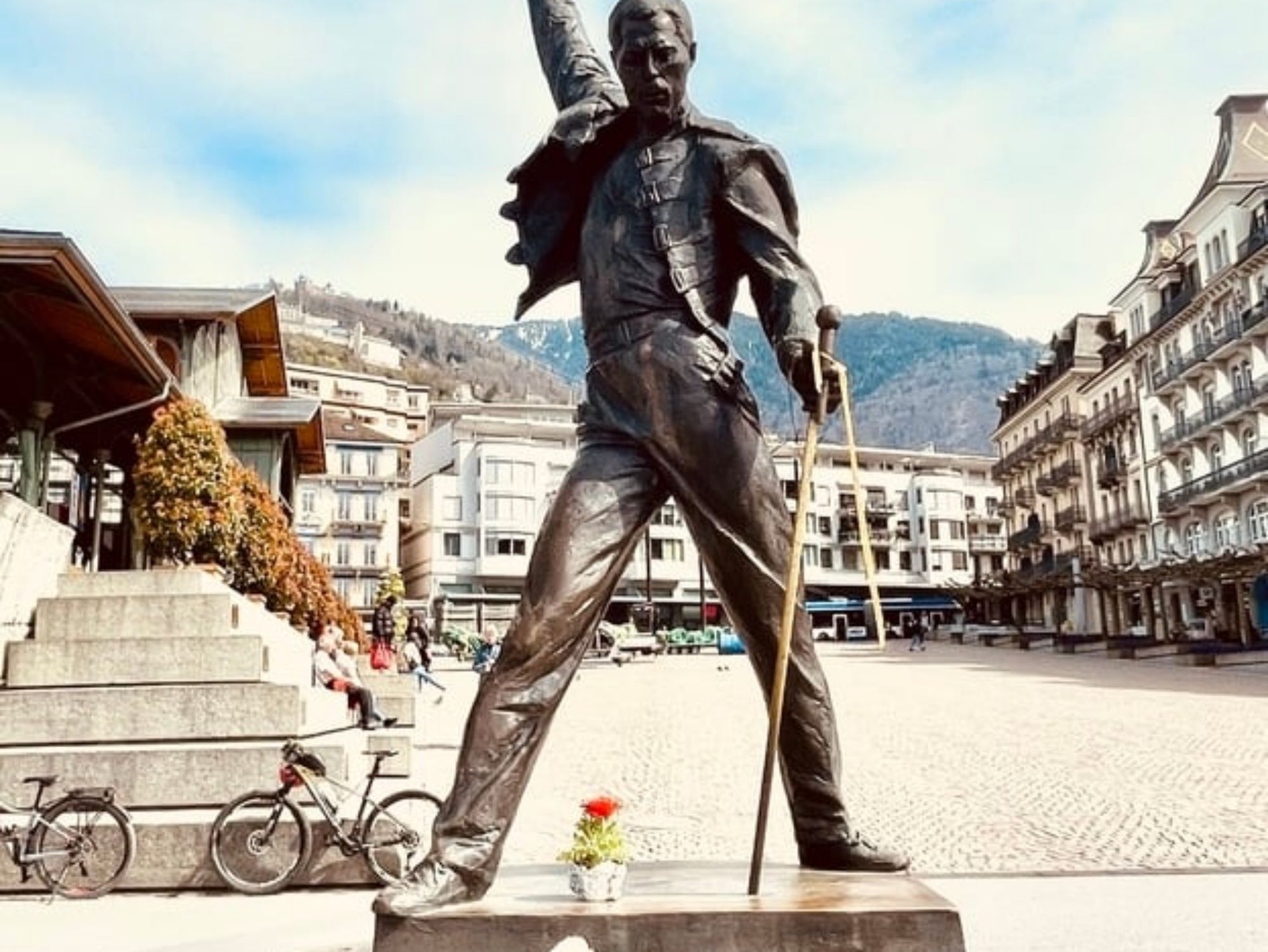 フレディ・マーキュリーの像