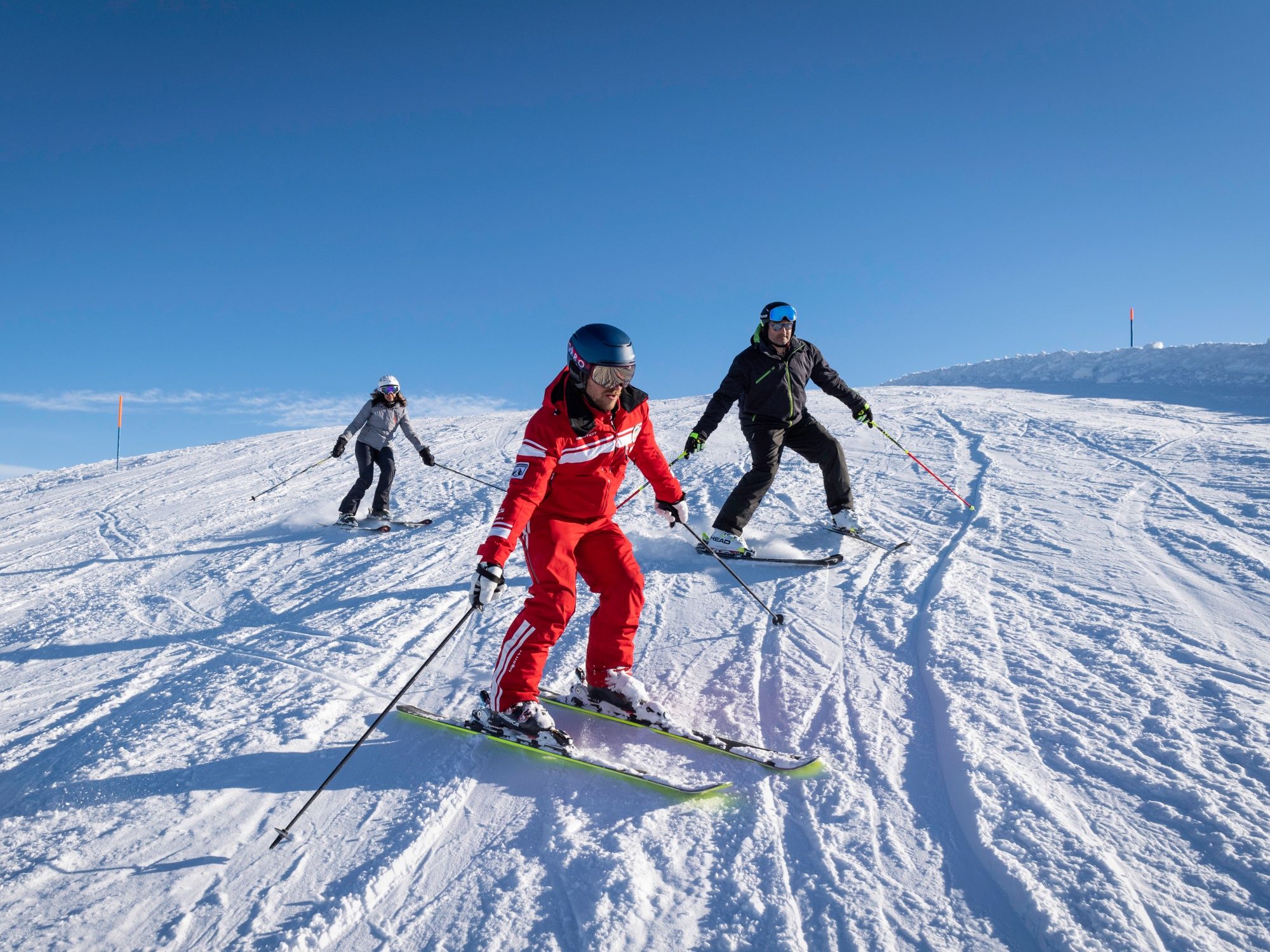 Skifahrer mit Skilehrer