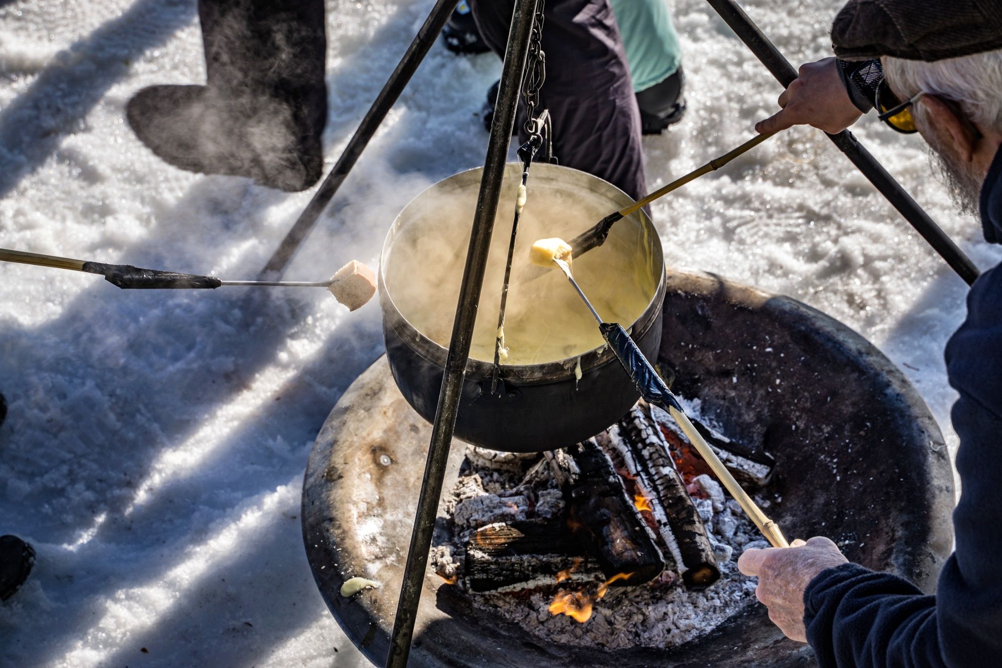 Kochen in der Natur über offenem Feuer