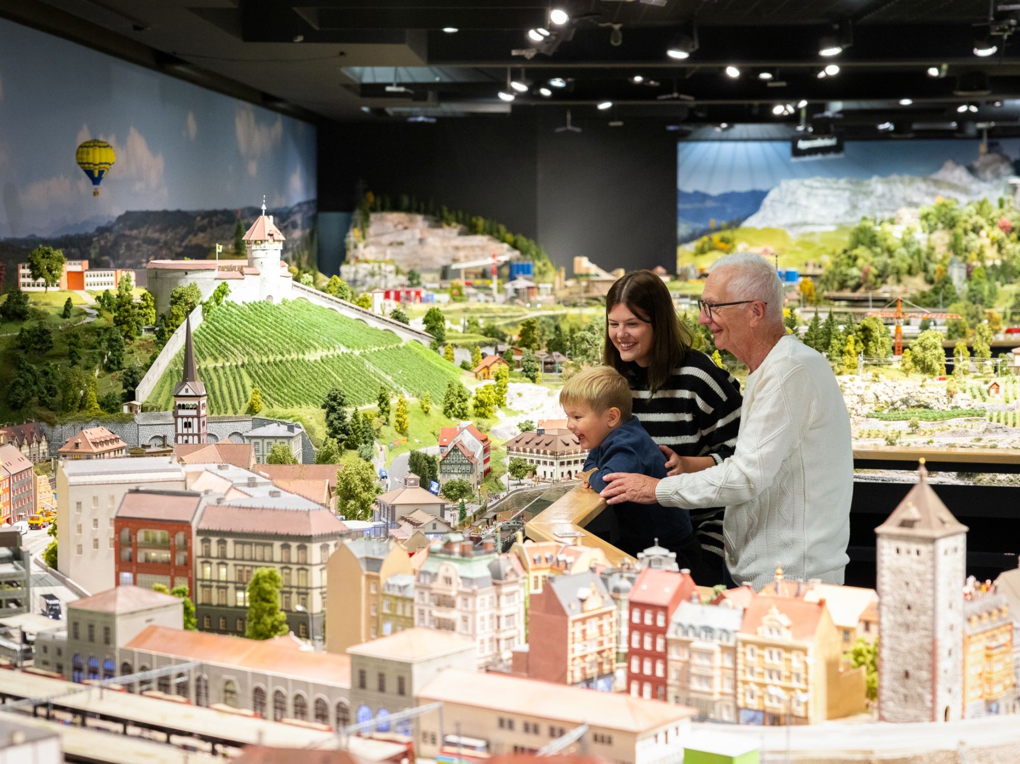 Besucher in der Ausstellung