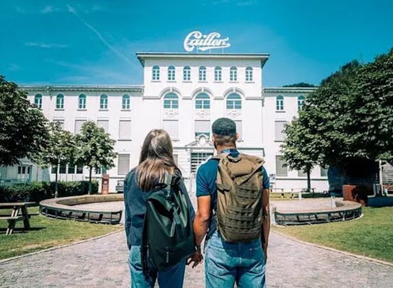 Besucher vor dem Maison Cailler