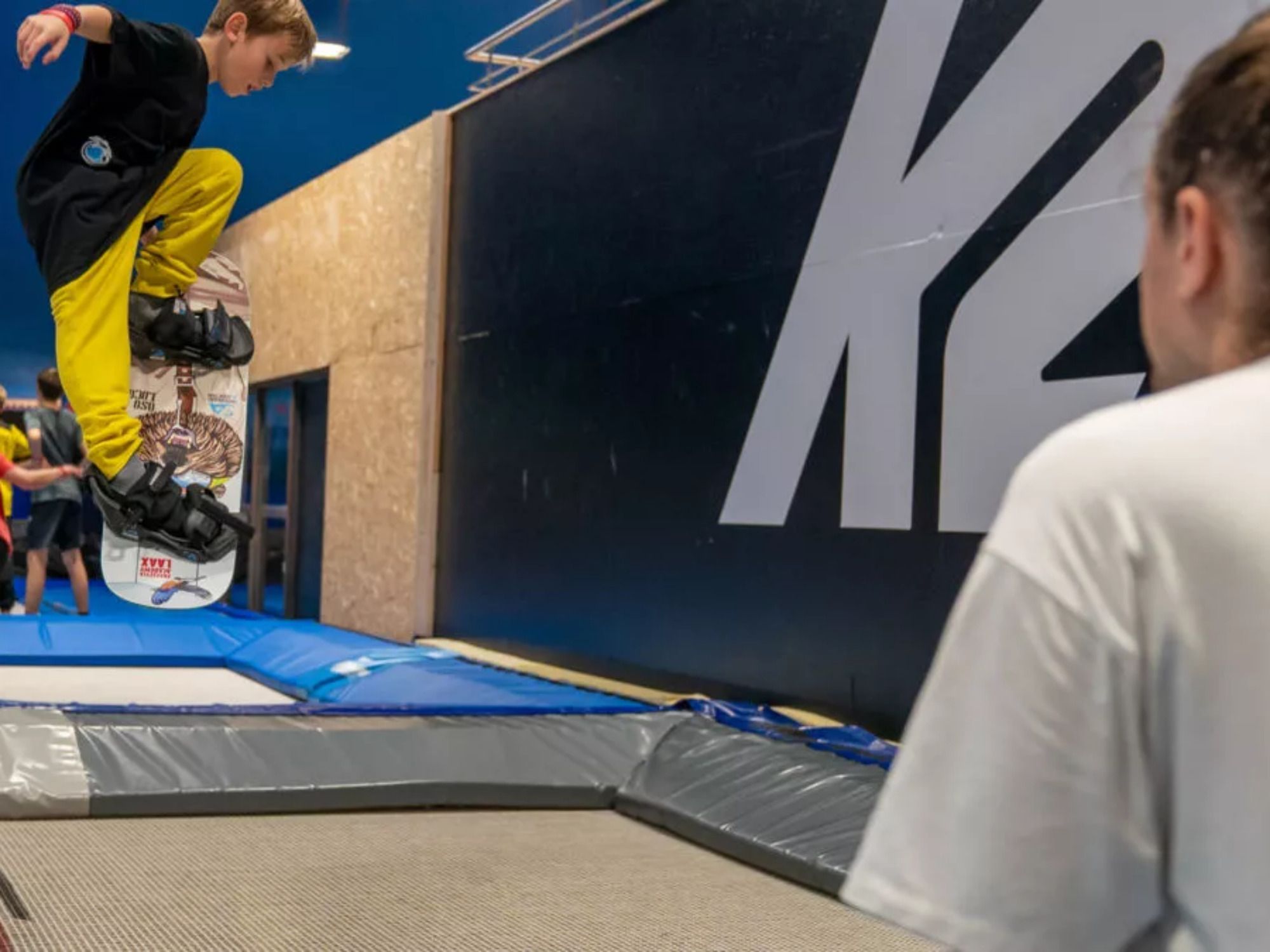 Junge im Trampolin Bereich