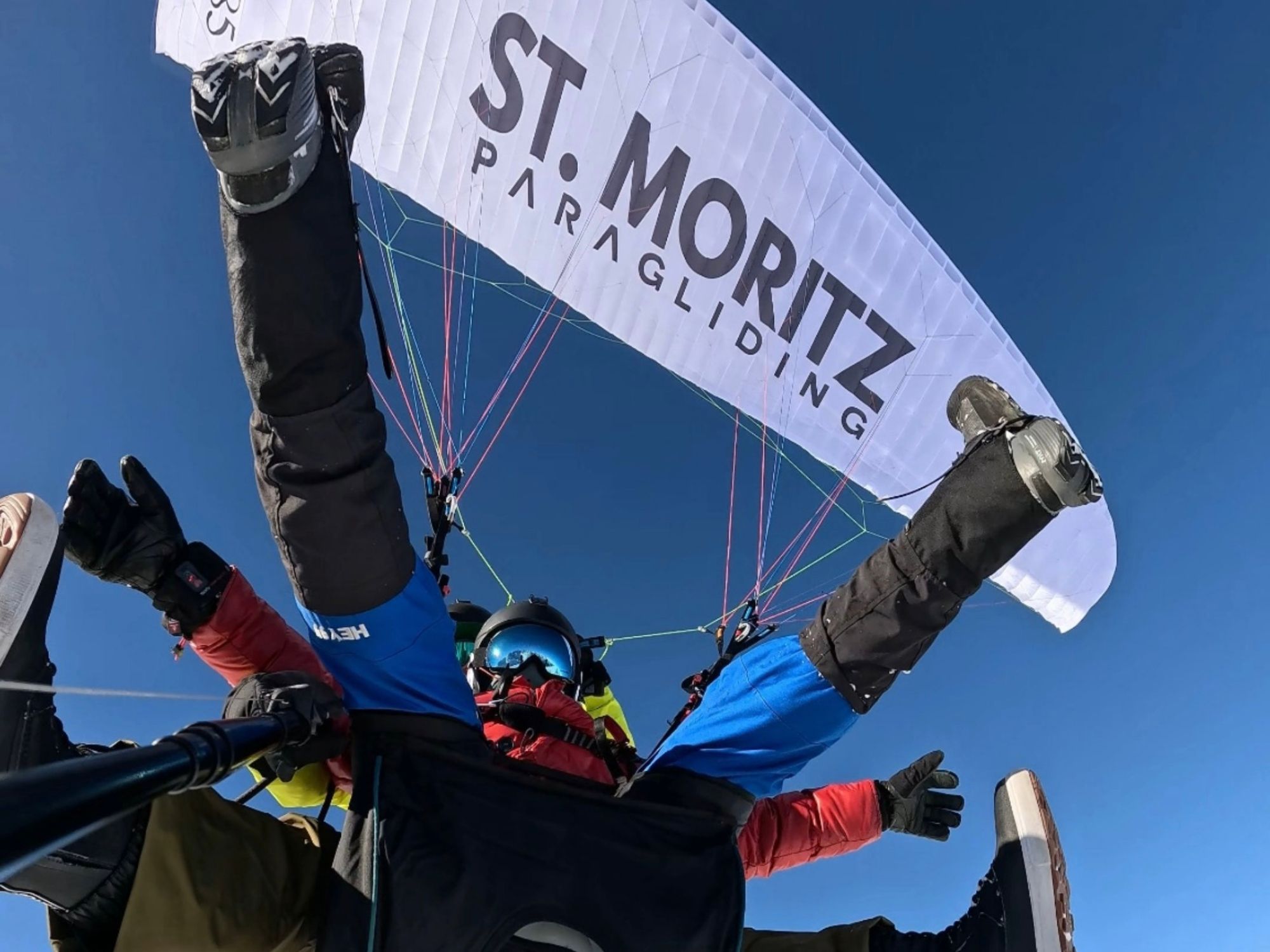 Kopie von stmoritz_paragliding_winter_close_up_from_below_stmoritz_lakesview_tandem_flight