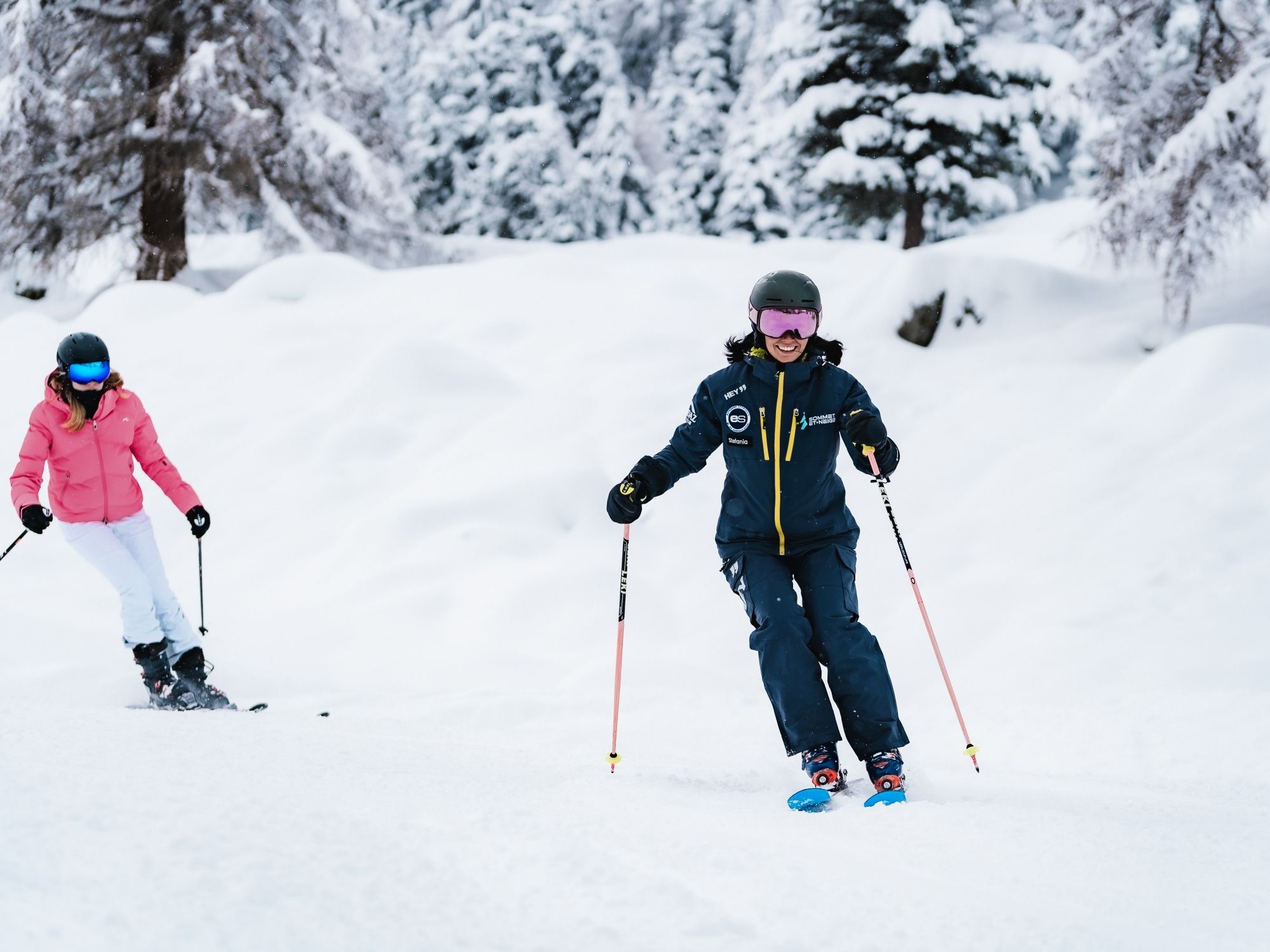 Skifahrer mit Skilehrer