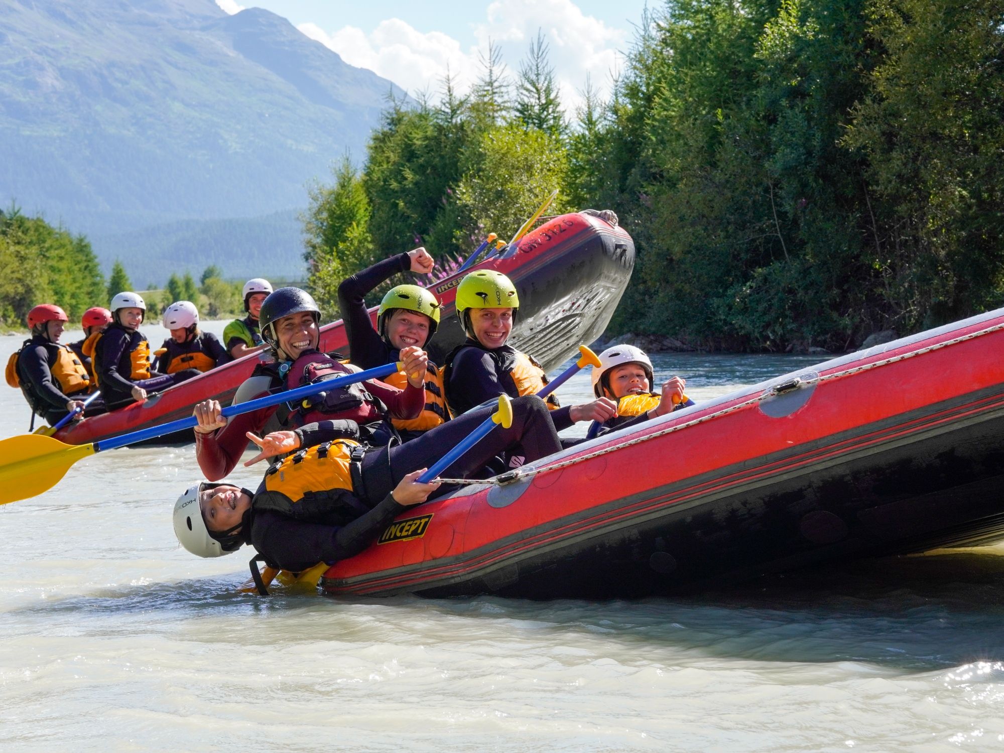 Familie beim Rafting