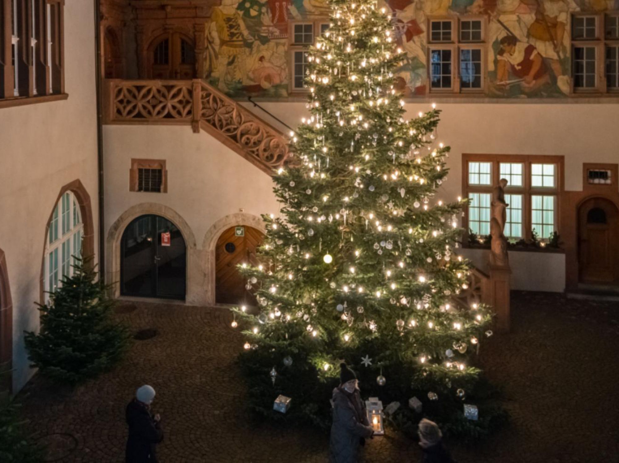 05 Weihnachtstour Rheinfelden Tourismus rathaus-innenhof-weihnachten