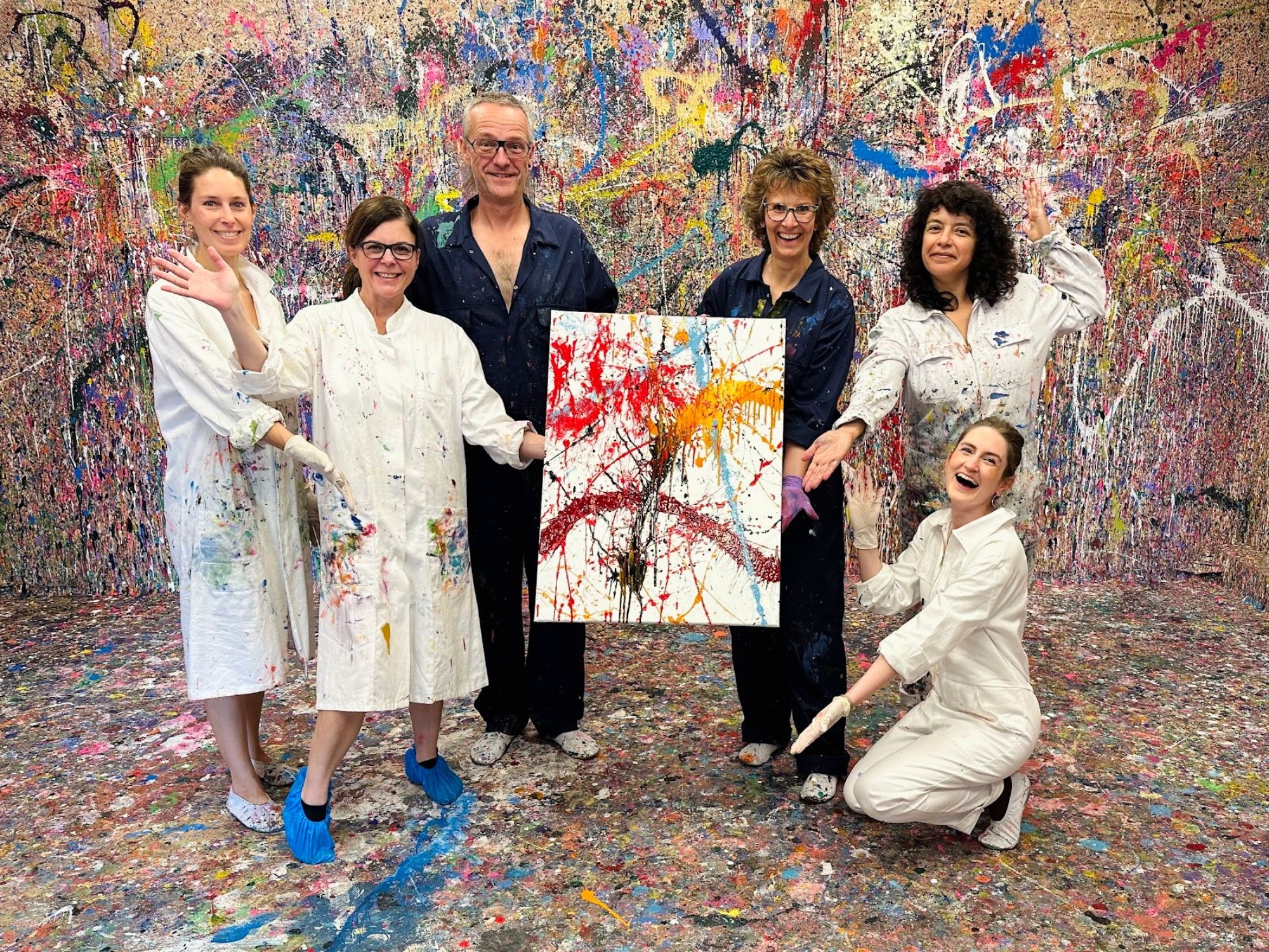 Gruppe beim Experimentieren mit Farben