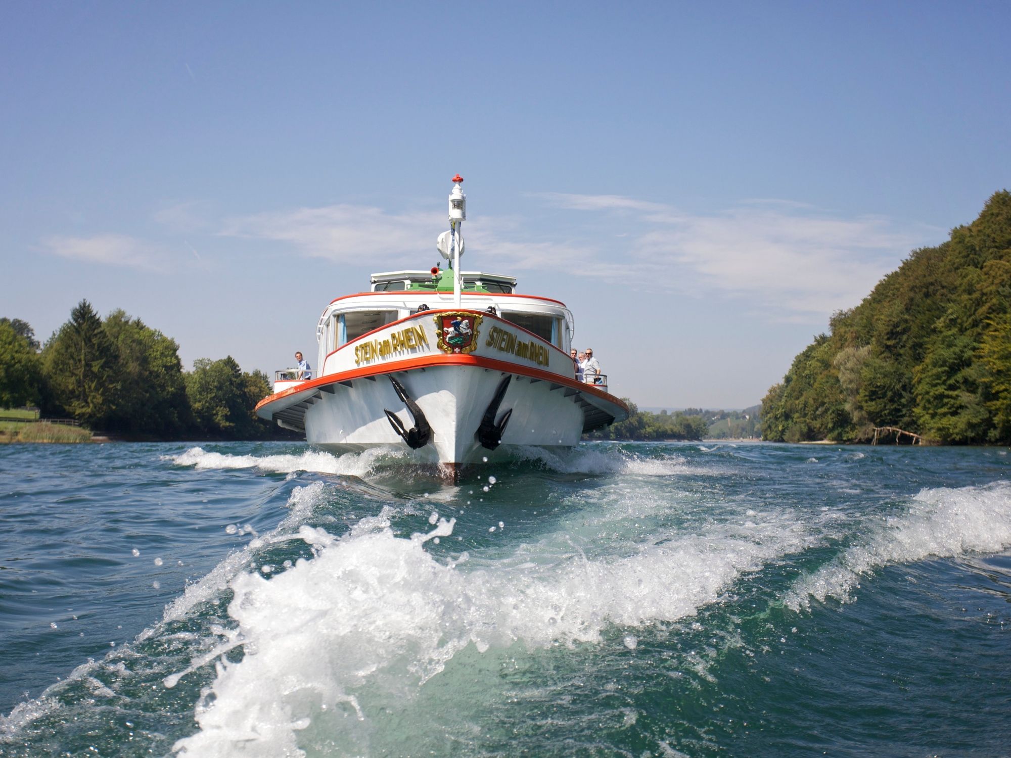 Rheinschifffahrt: Erlebe eine entspannende Fahrt auf dem Rhein mit beeindruckender Natur und Schiffen.