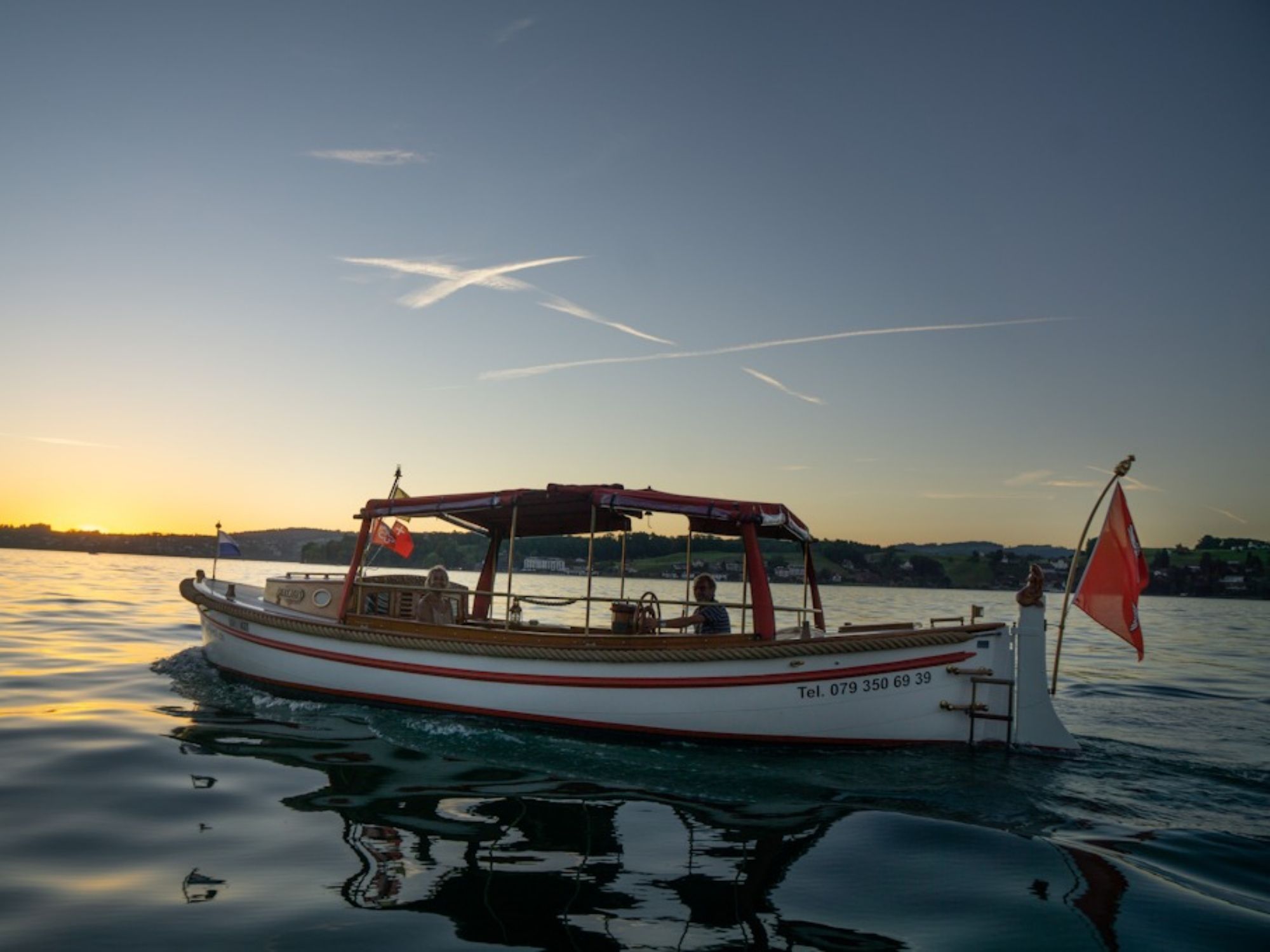 Båd sidelæns i aftensolen