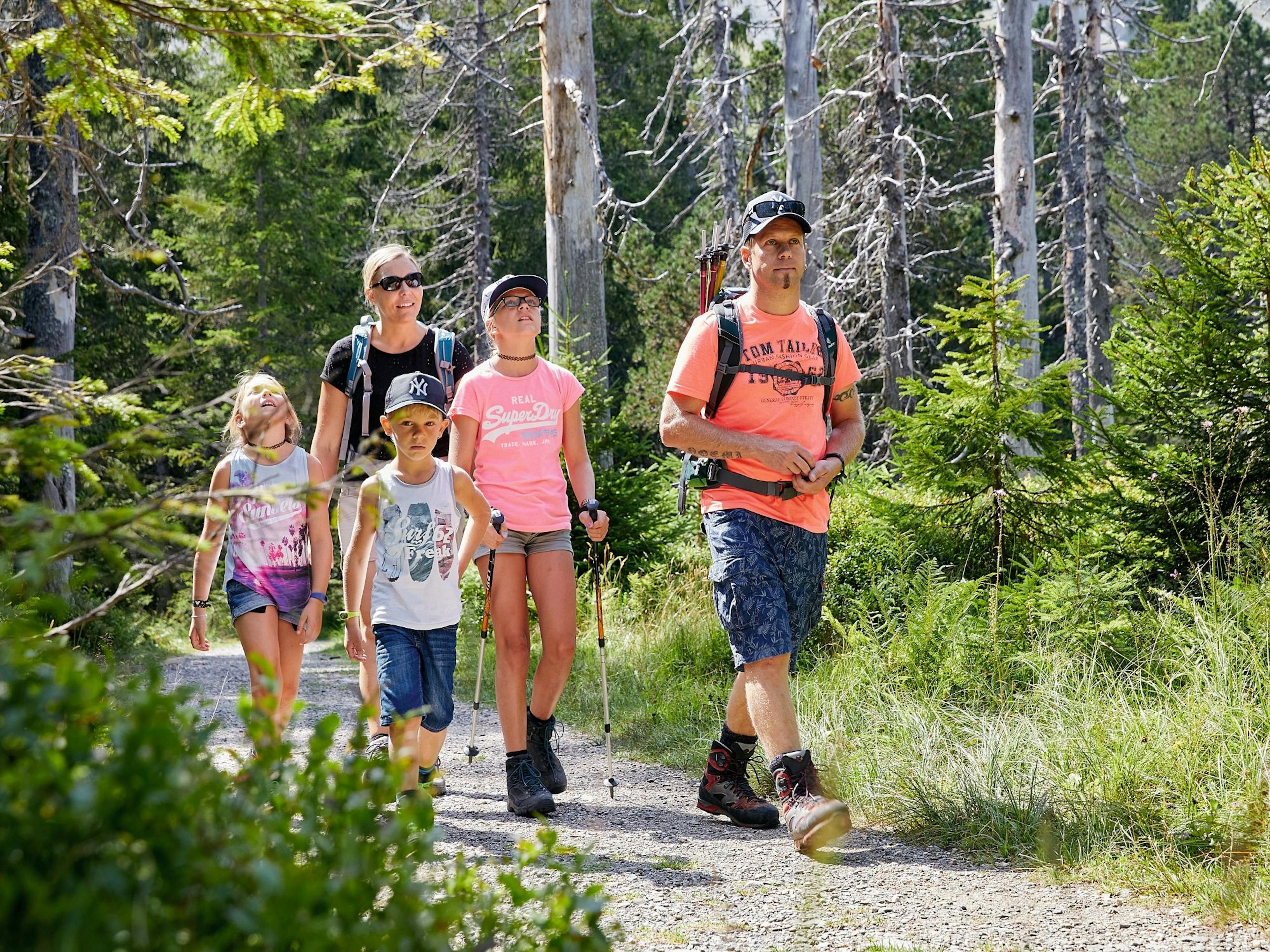 Familie auf dem Sonnentauweg