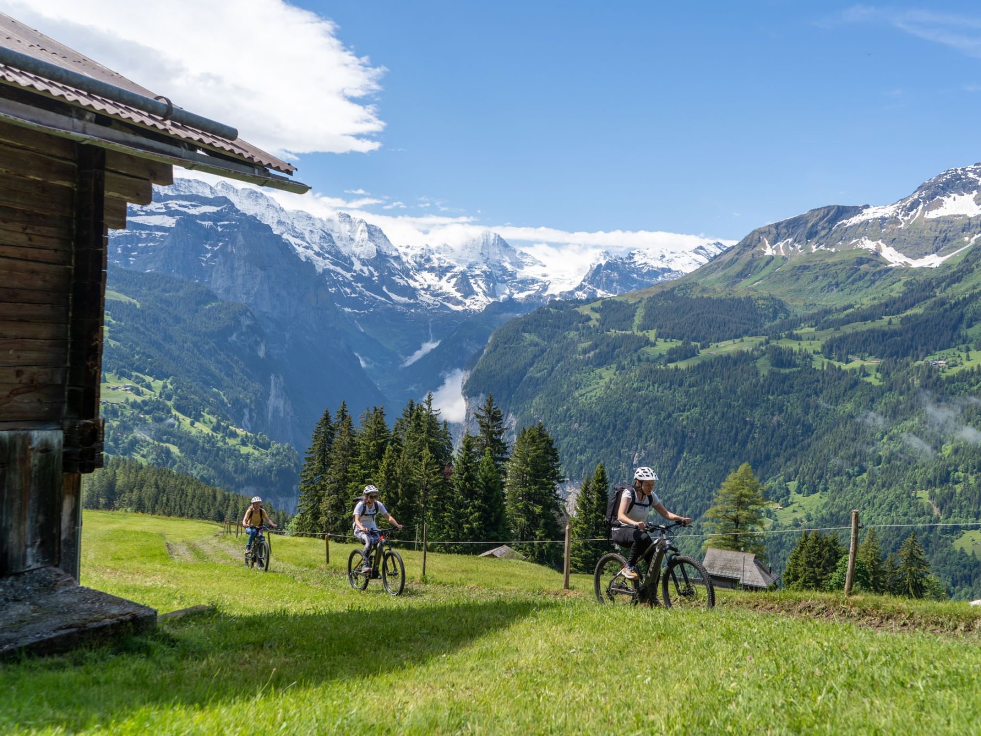 ラウターブルンネンとイゼンフルへのEバイクツアー