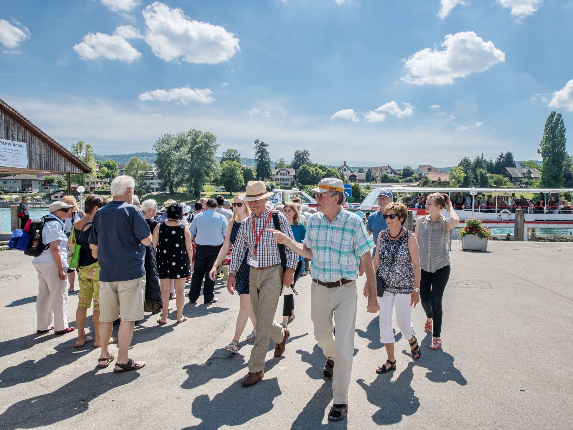 Stadtführer mit Gruppe