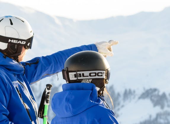 Skilehrer mit Skifahrer