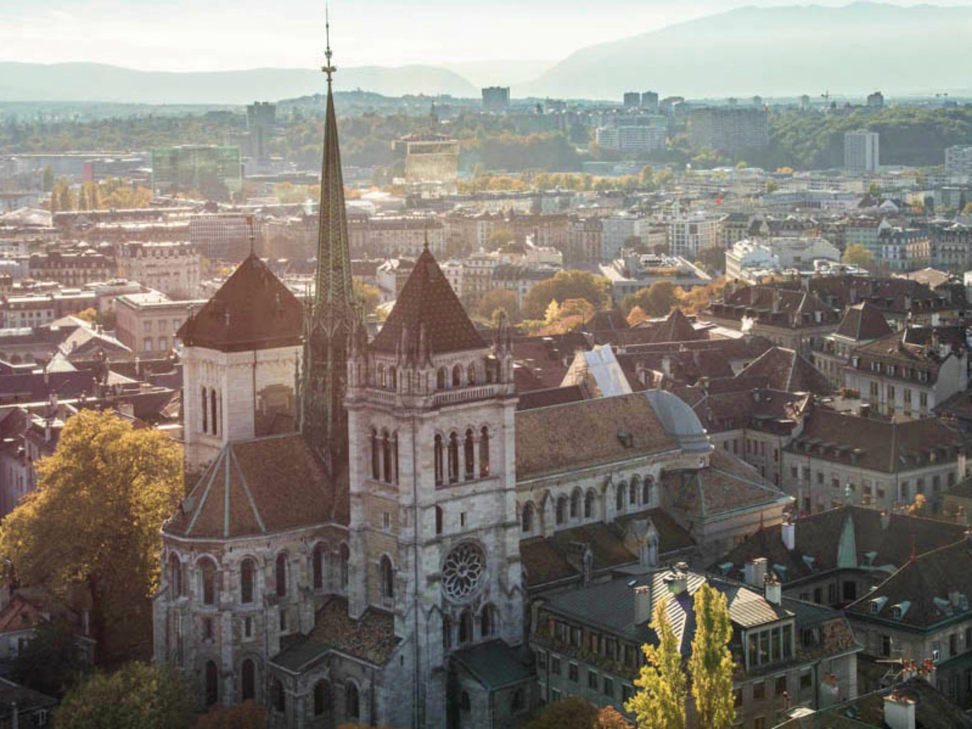 geneve-lac-aerien-cathedrale-saint-pierre-vieille-ville