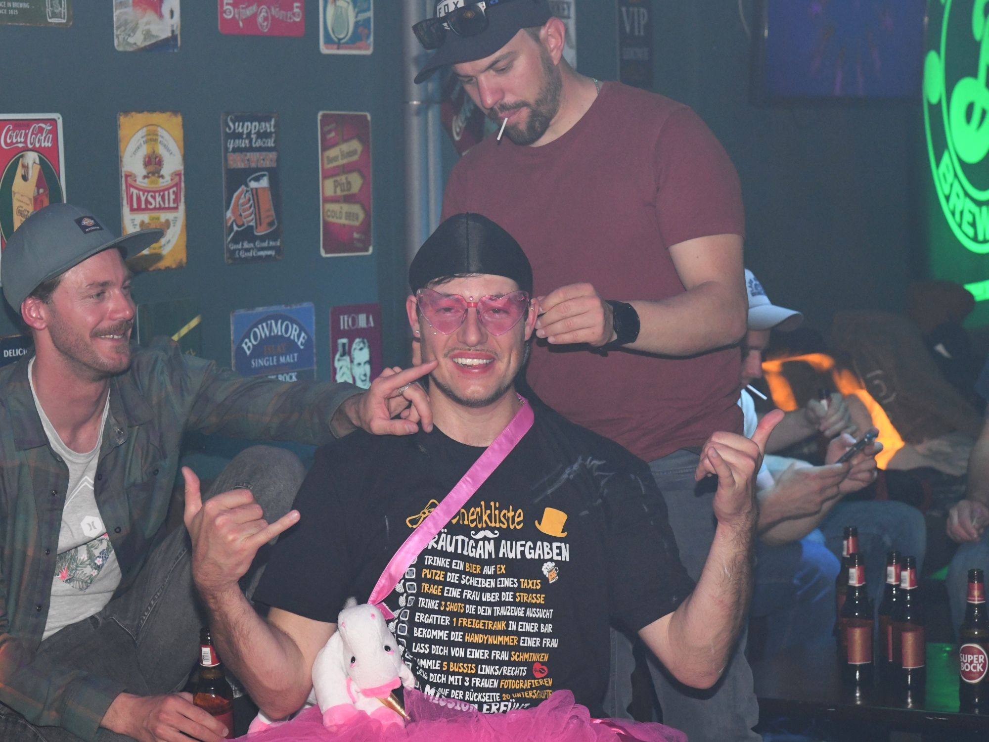 Männer beim Polterabend