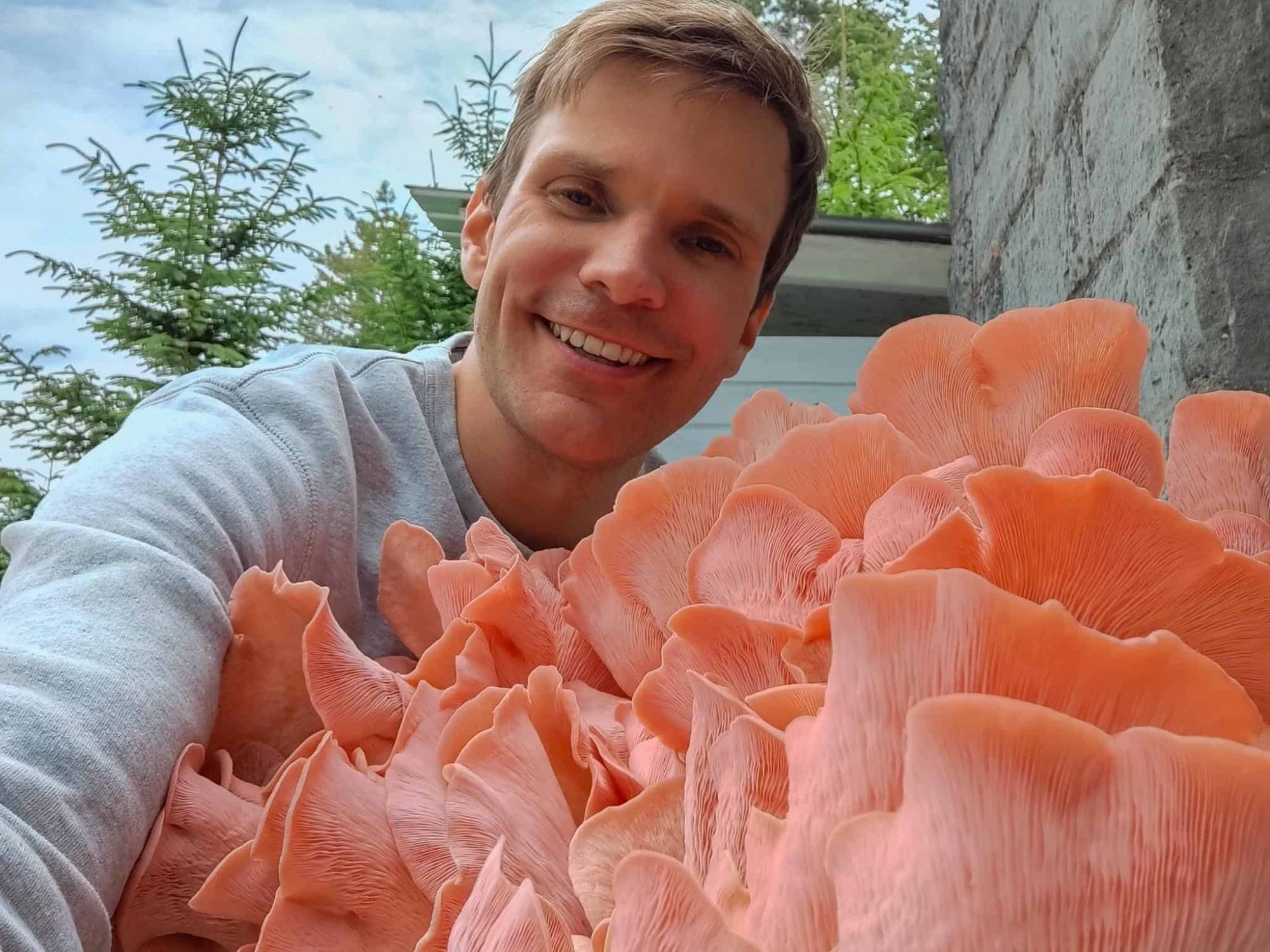 Carsten-avec-un-grand-panier-plein-de-pleurotes-roses