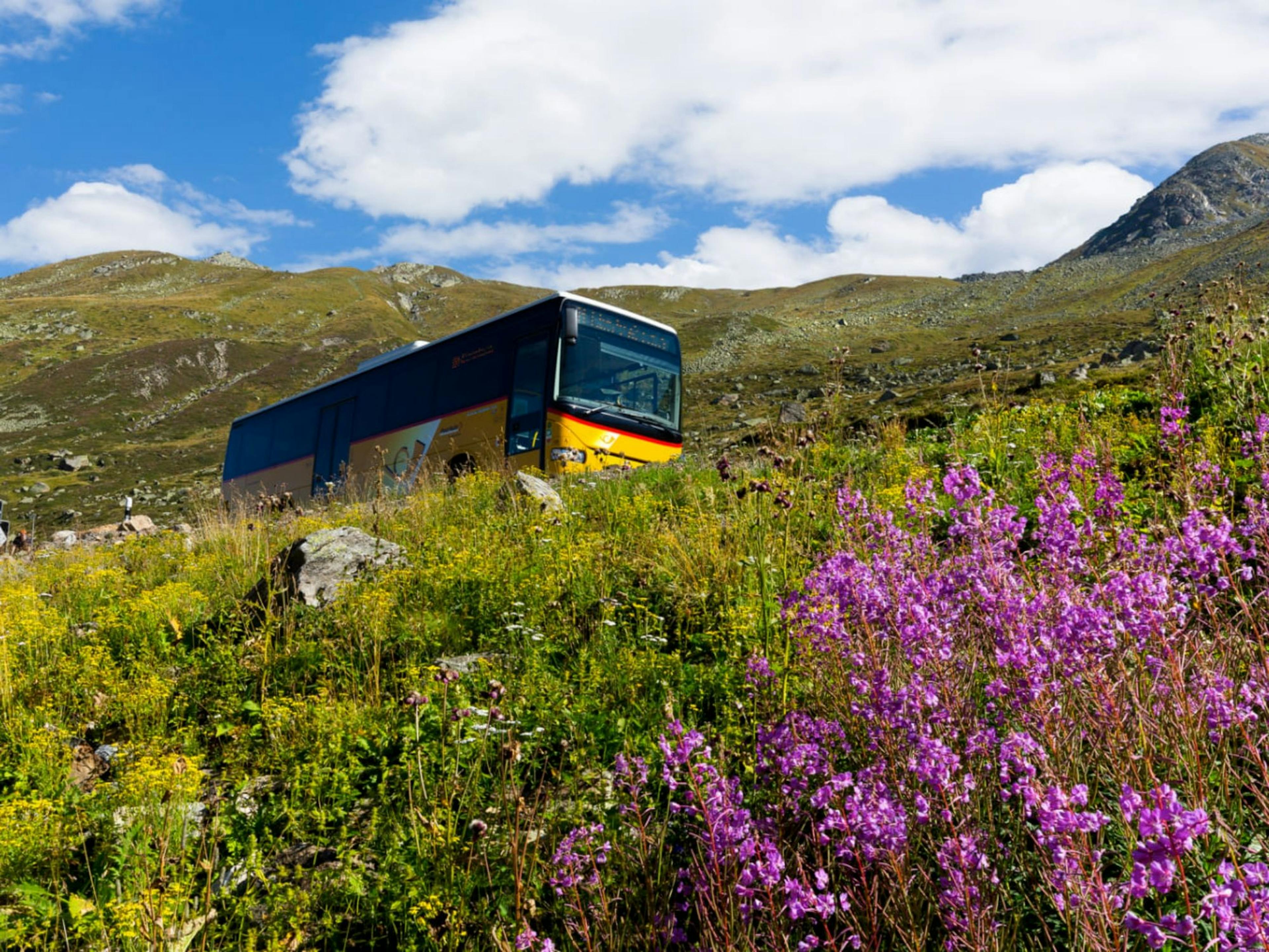 Podróż autobusem postauto przez przełęcz Flüelapass z Davos lub Susch