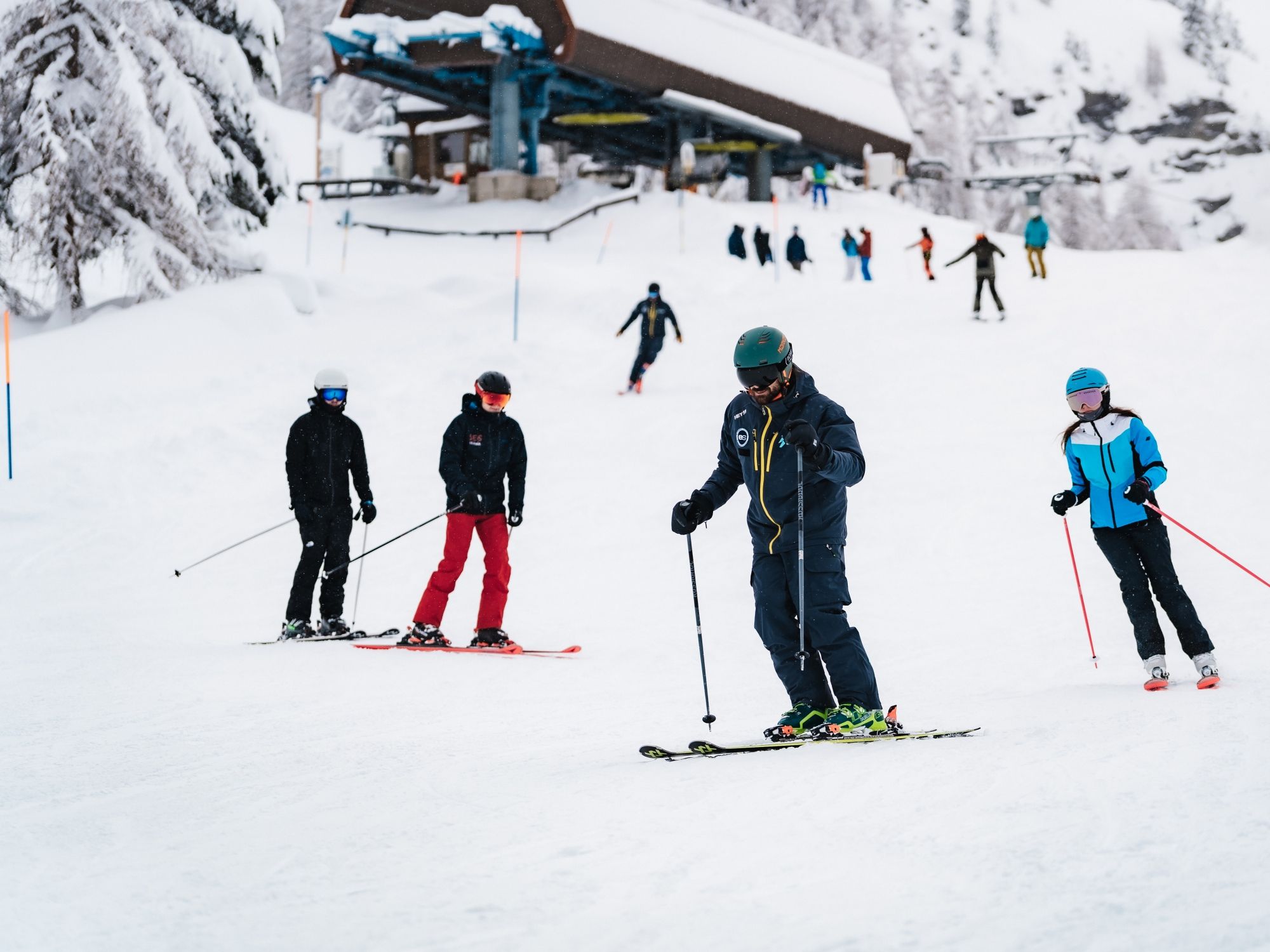 Skifahrer mit Skilehrer