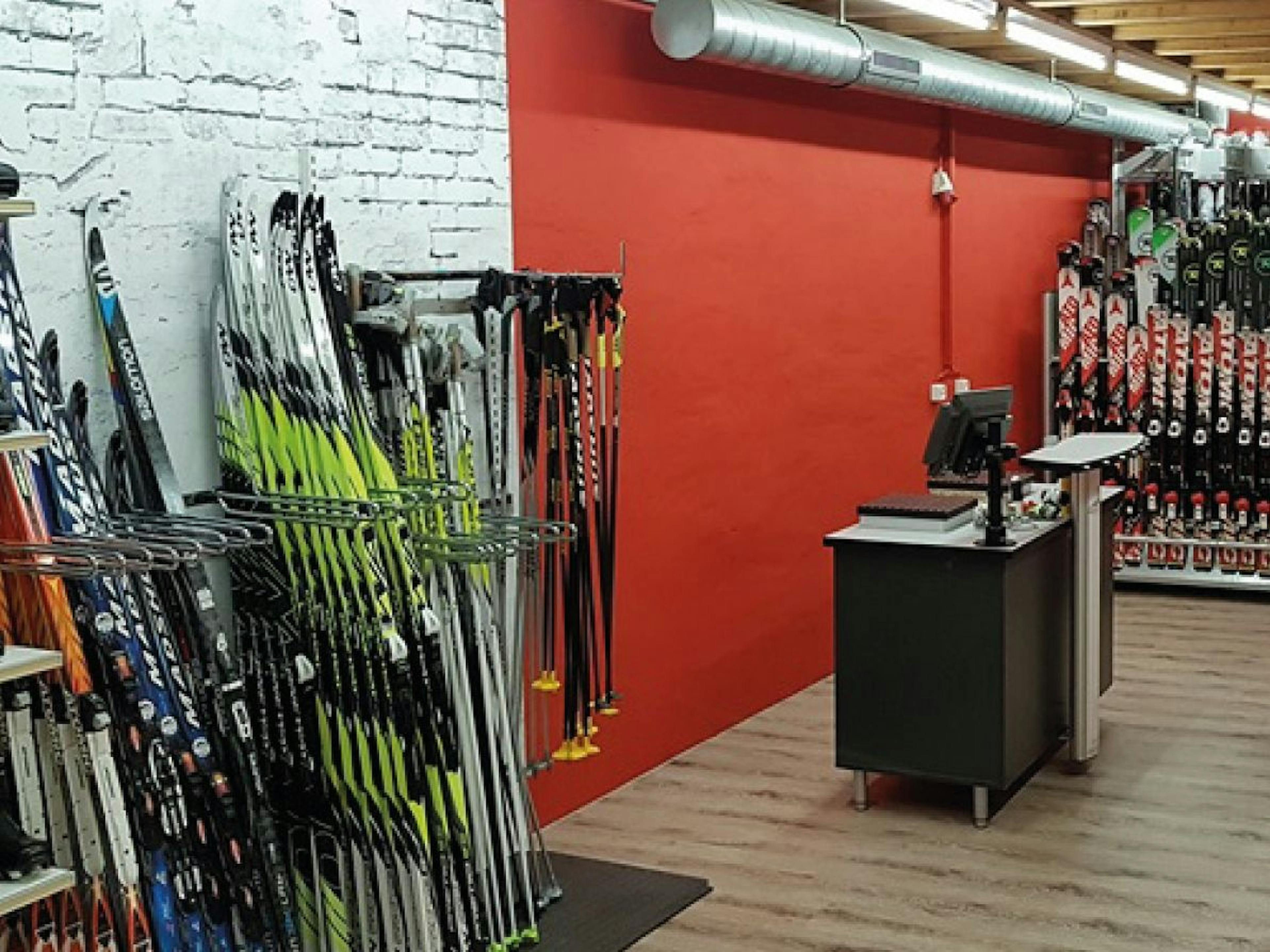 Ενοικίαση σετ ορεινού σκι κλασικού ή skating στο Sedrun